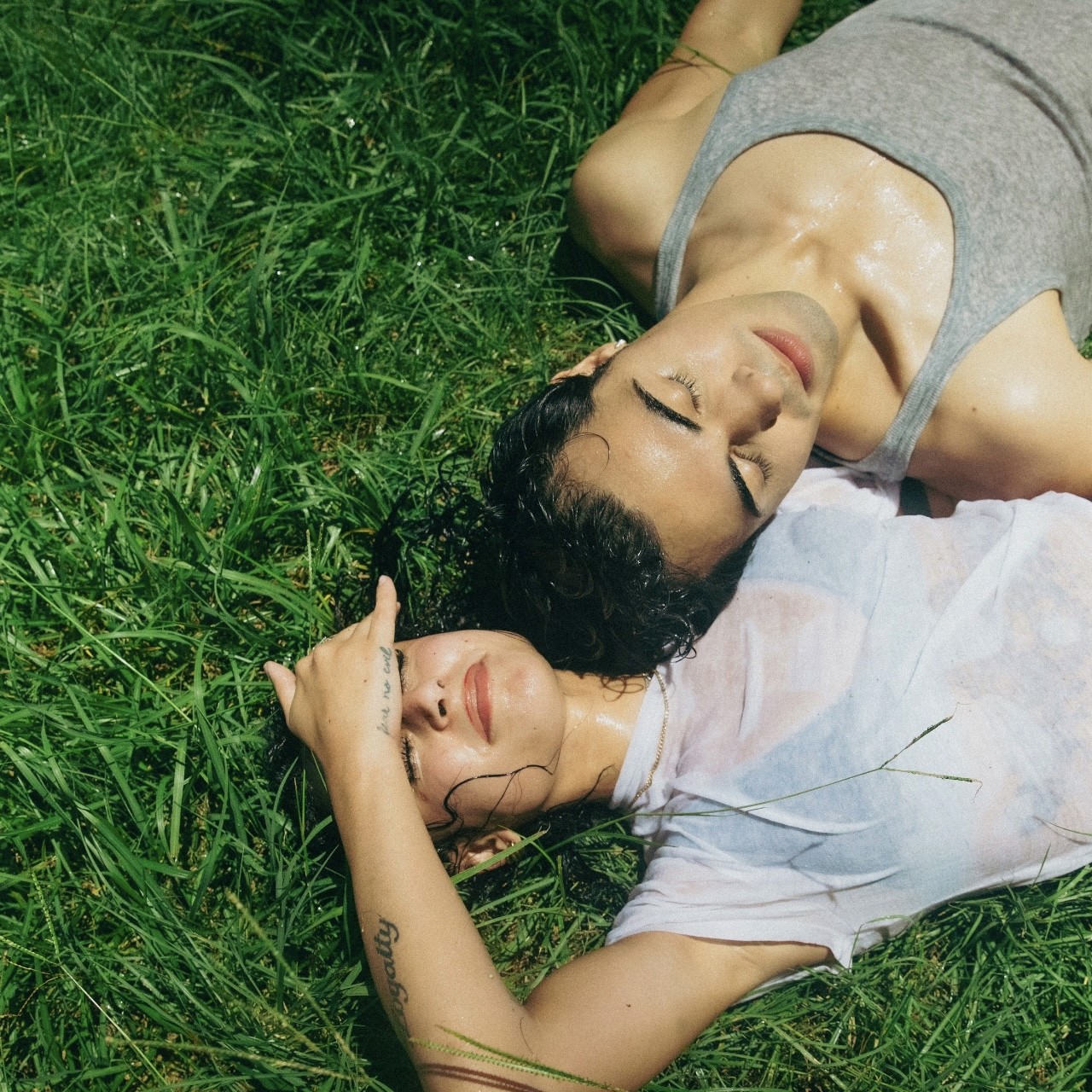 A view of the top of the eiffel tower