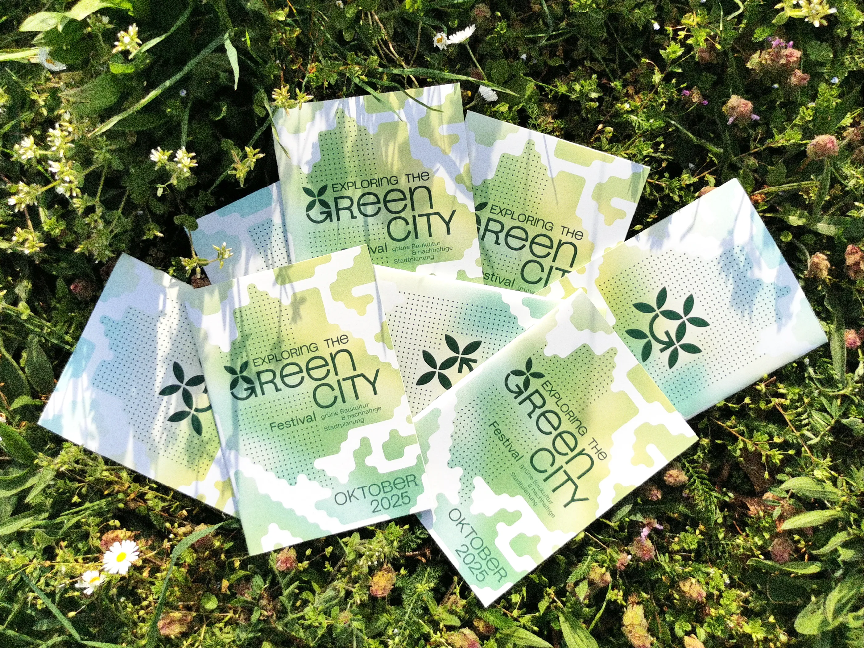 Editorial Design Festivalbroschüre mit Branding Elementen und Farbverlauf