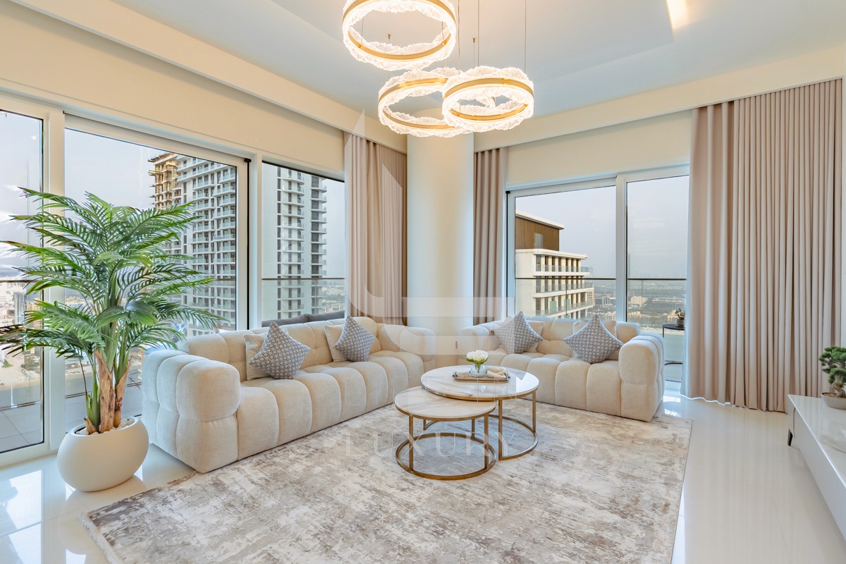 Bright and spacious living room featuring centralized air conditioning and high-speed internet for your comfort and convenience.