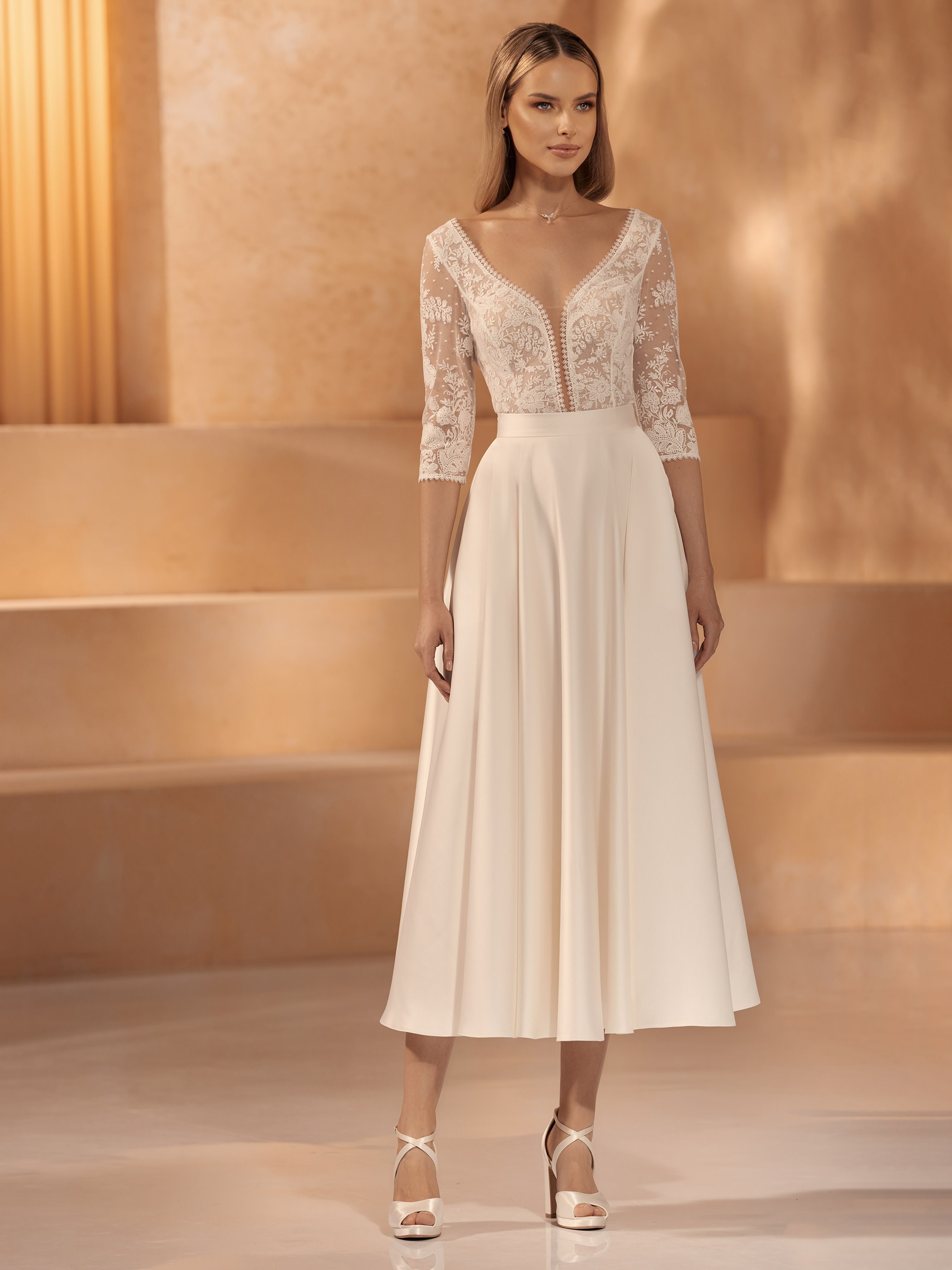 Modernes Tea-Length Brautkleid mit edlen Verzierungen