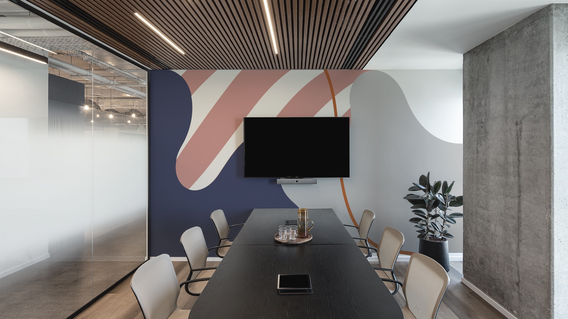 עיצוב חדר ישיבות מנהלים: תקרת רפפות עץ (Wooden Slats) המעניקה חמימות ואקוסטיקה, בשילוב קיר כוח גרפי וריהוט כהה ואלגנטי.