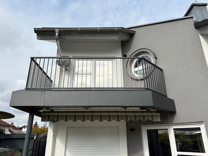 Balkongeländer in Dunkelgrau.