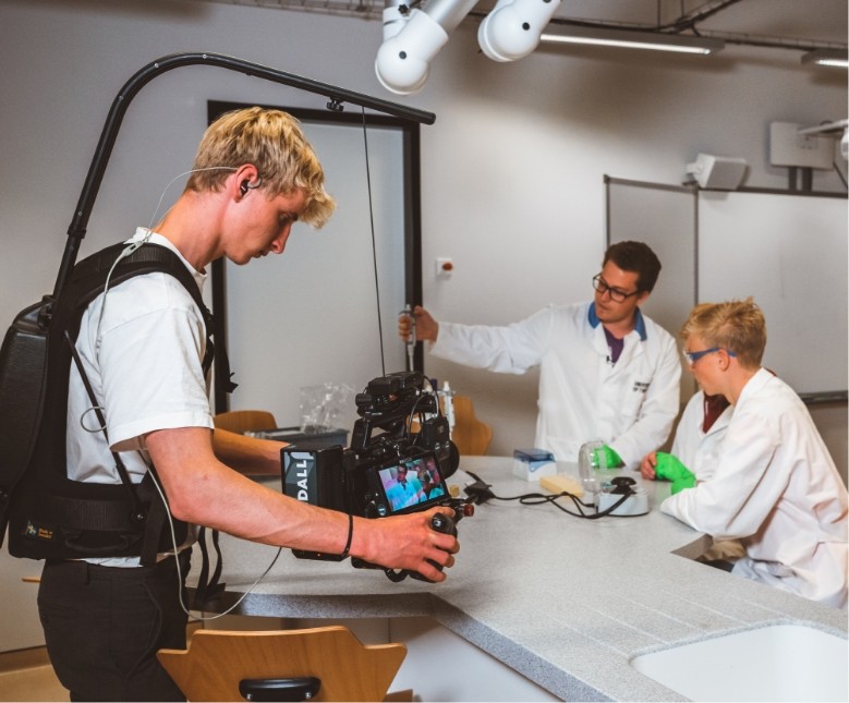 Videograaf van Indall neemt videobeelden op op locatie