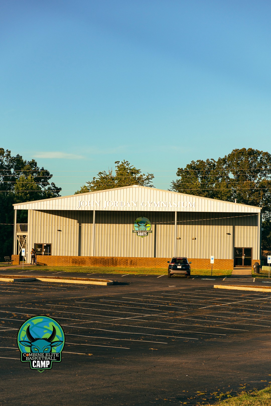 Vue extérieure du John Jordan Gymnasium, lieu d’accueil d’un camp de basket.