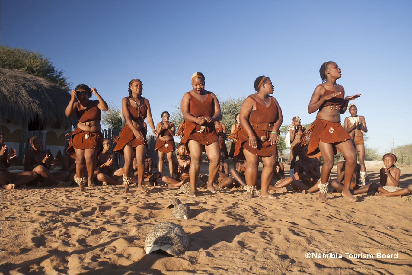 Gemeinschaft in traditioneller Kleidung in Namibia