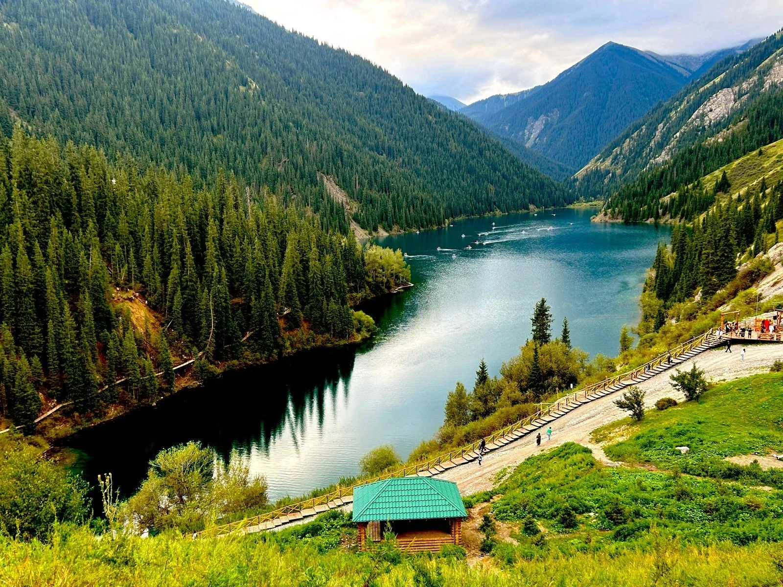 Turquoise mountain lake view