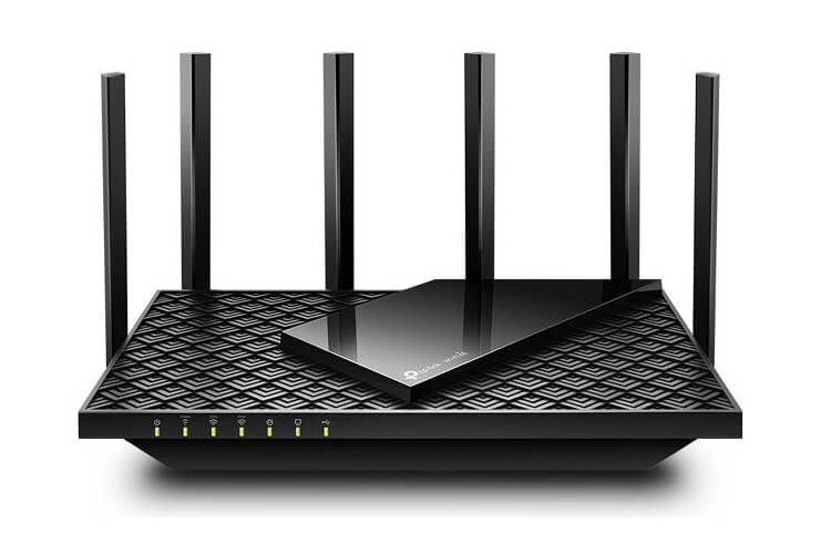 Sort TP-Link router med seks antenner og LED-indikatorer.