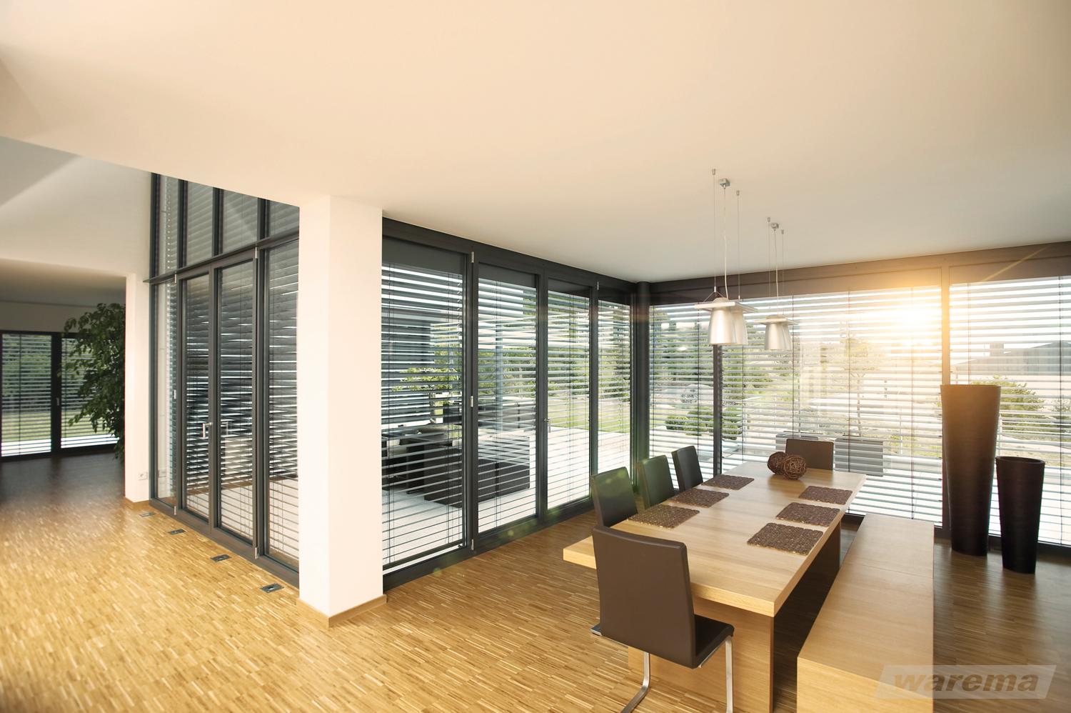 Moderner Innenraum mit Maßanfertigung von Raffstoren für Sonnenschutz in Gütersloh, OWL. Handwerkliche Montage.