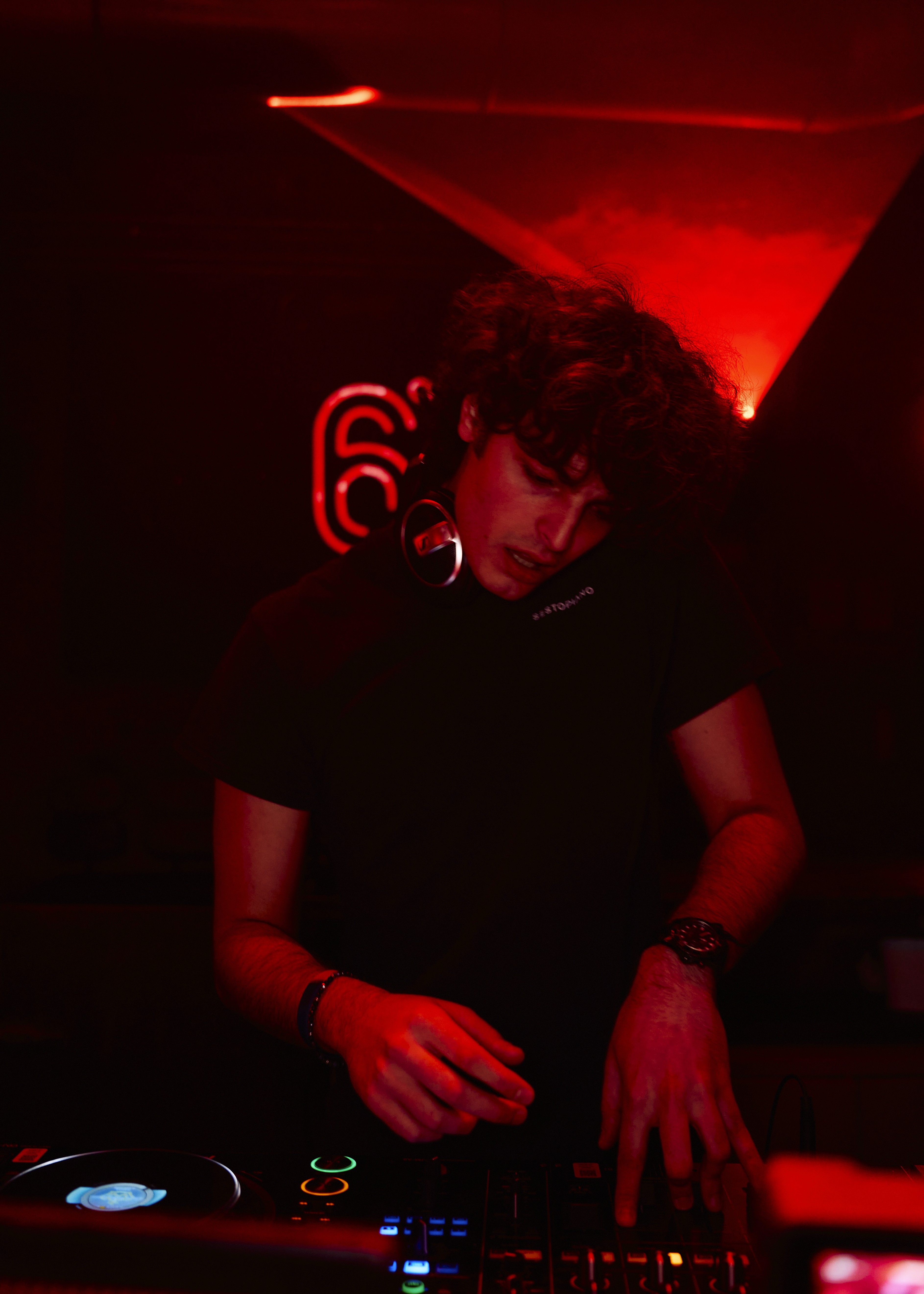 DJ Torino & Sestopiano  Digma Music è un DJ e performer attivo nella scena della musica elettronica Torino, conosciuto per i suoi DJ set live che uniscono energia, ritmo e profondità sonora. La sua partecipazione ai Sestopiano eventi ha portato una visione fresca e coinvolgente nella programmazione degli eventi Torino di Sestopiano Torino.  La collaborazione tra Digma Music e Sestopiano evidenzia il ruolo dell’artista come membro della nuova generazione di DJ Torino capaci di trasformare ogni performance in esperienza. Chi cerca Digma Music o Digma Music DJ Torino può trovare qui la pagina ufficiale dedicata all’artista, con tutti i dettagli e le date dei suoi prossimi Events Turin.  Segui Digma Music su Instagram e gli altri social per rimanere aggiornato sulle sue prossime esibizioni live.