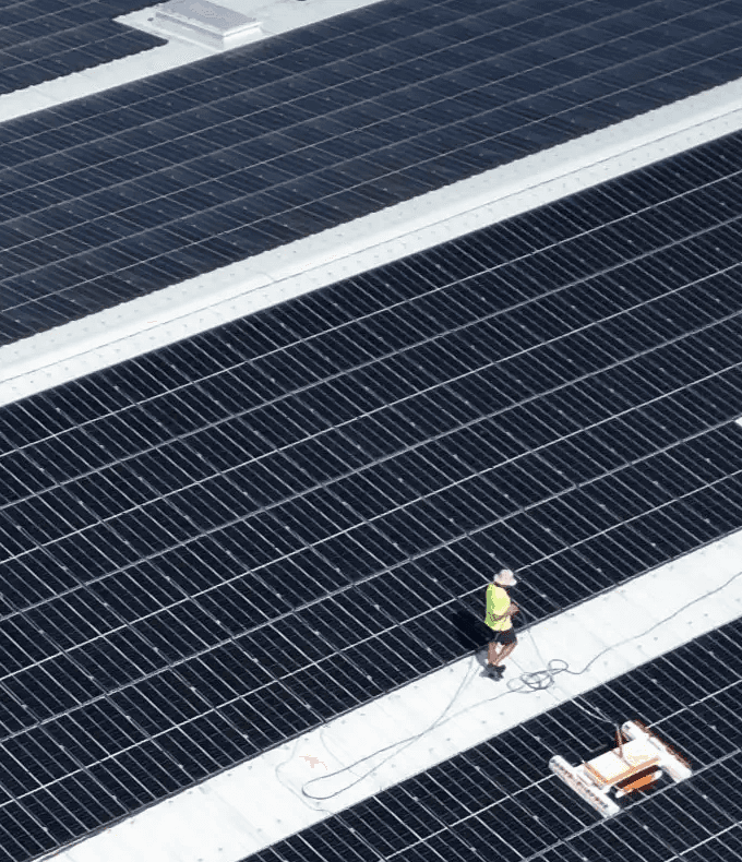 Tehnicieni certificați spălare panouri fotovoltaice București cu echipament profesional