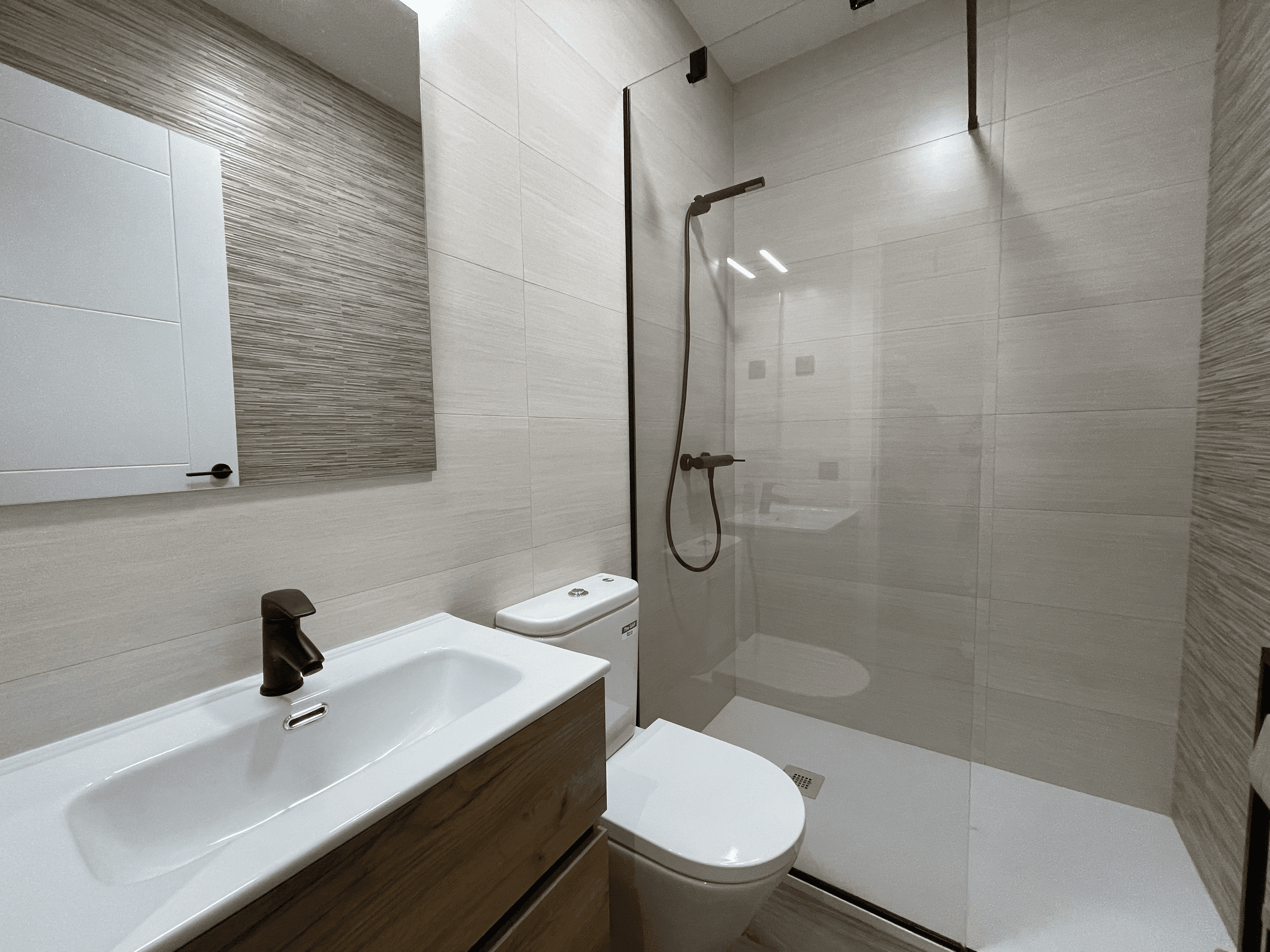 baño reformado de piso en venta en Ávila con ducha moderna