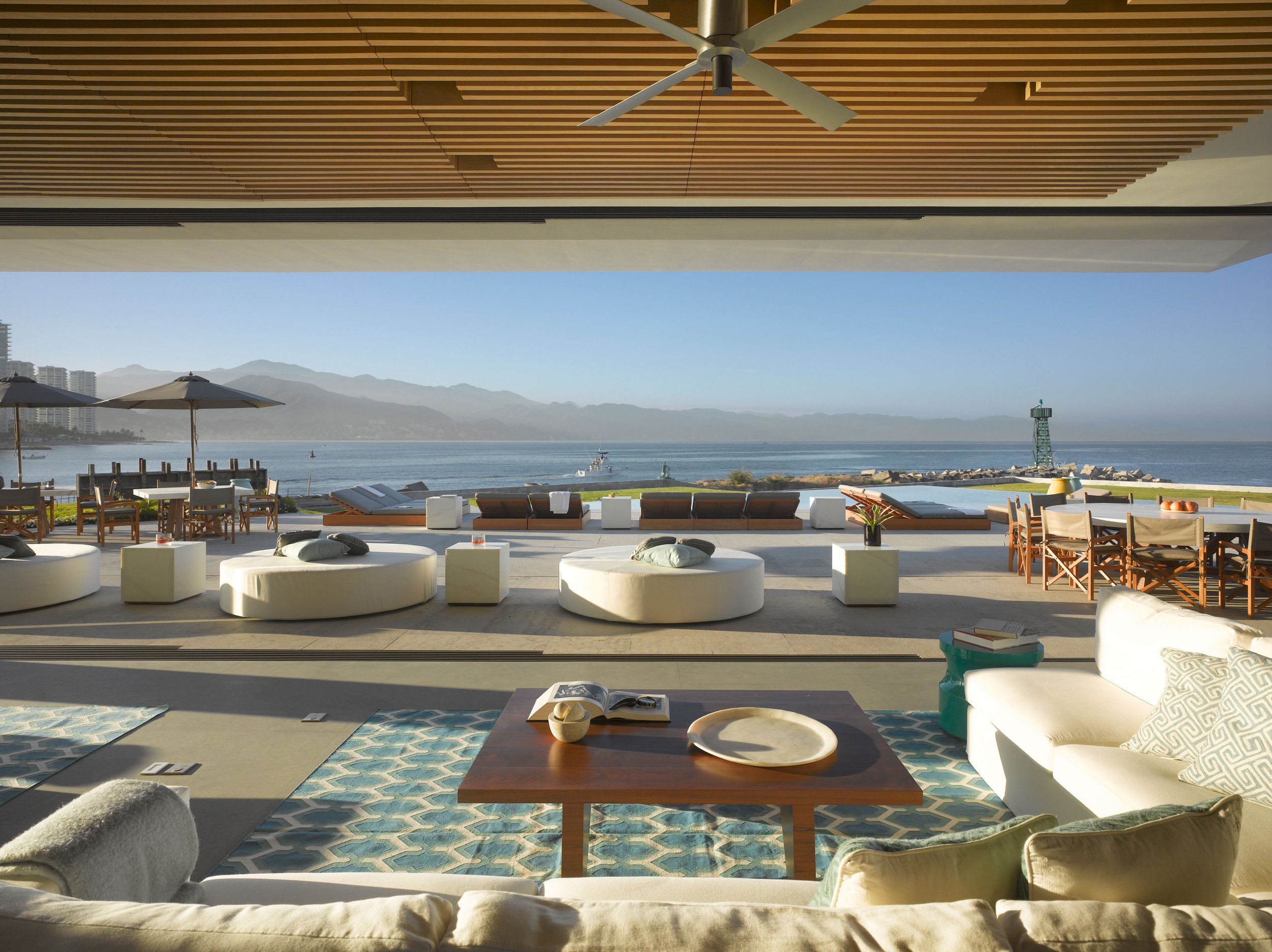 Vallarta House de Ezequiel Farca Studio con terraza frente al mar, cancelería minimalista de lujo y diseño residencial contemporáneo en Puerto Vallarta