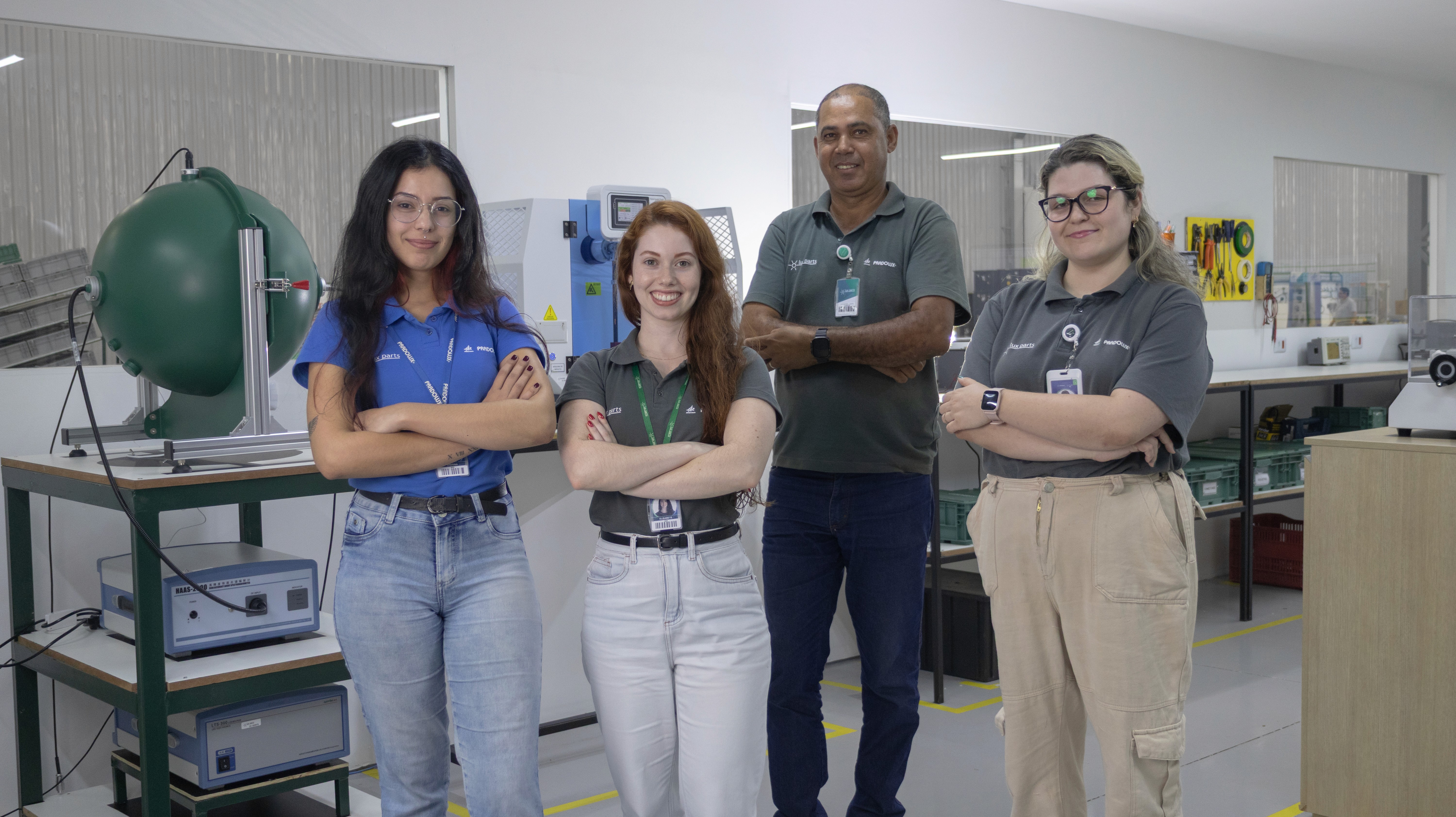 colaboradores Pradolux reunidos no ambiente de trabalho