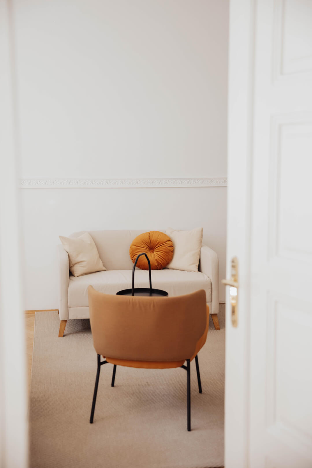 Professionelle Fitness- & Wellness-Fotografie: Atmosphärischer Yoga- und Regenerationsbereich mit Holz-Equipment, inszeniert mit warmem Lichtkonzept und Fokus auf das orientalische Raumdesign.