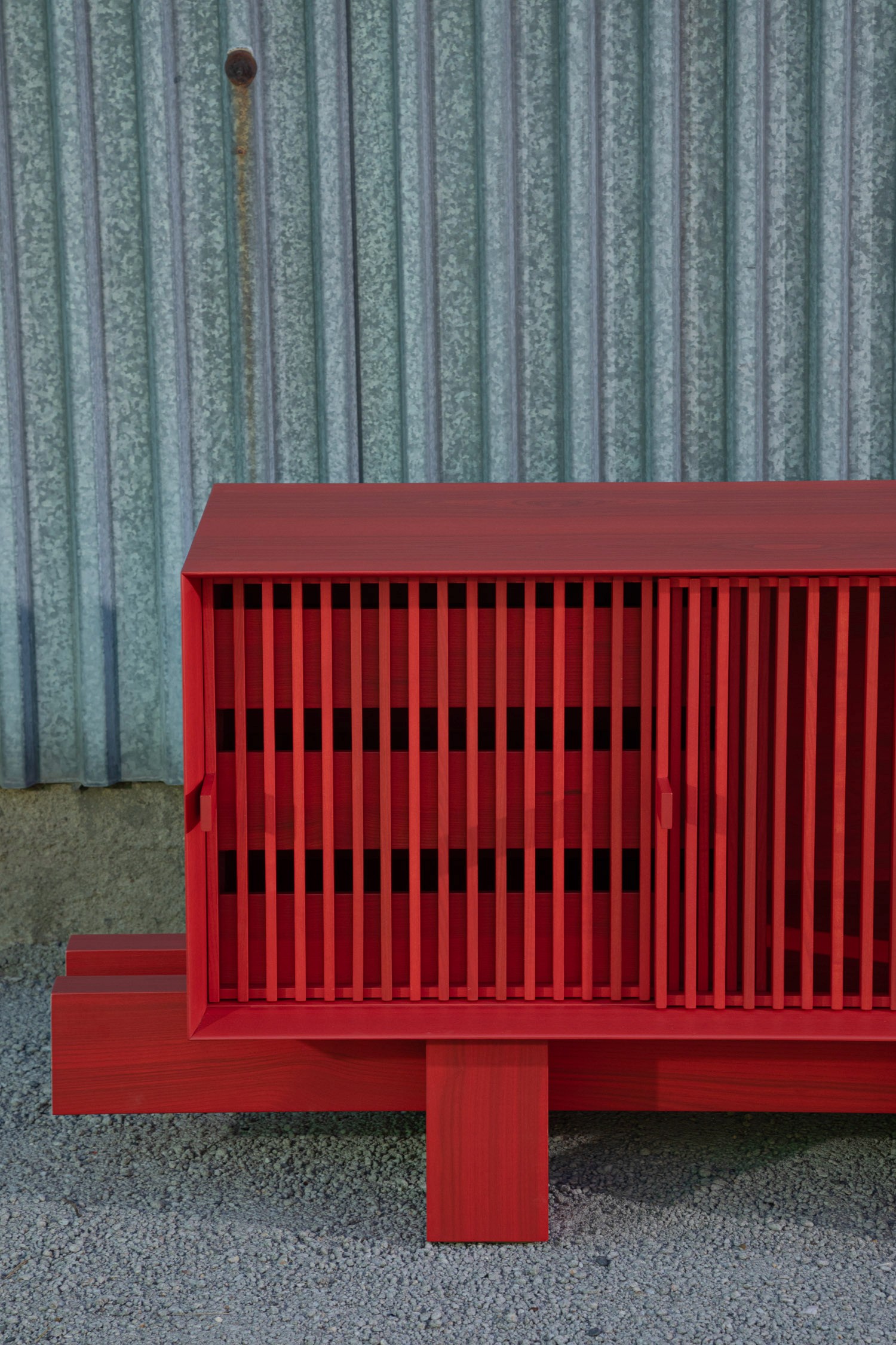 seamless-connection-of-aluminium-and-wood-audio-altar