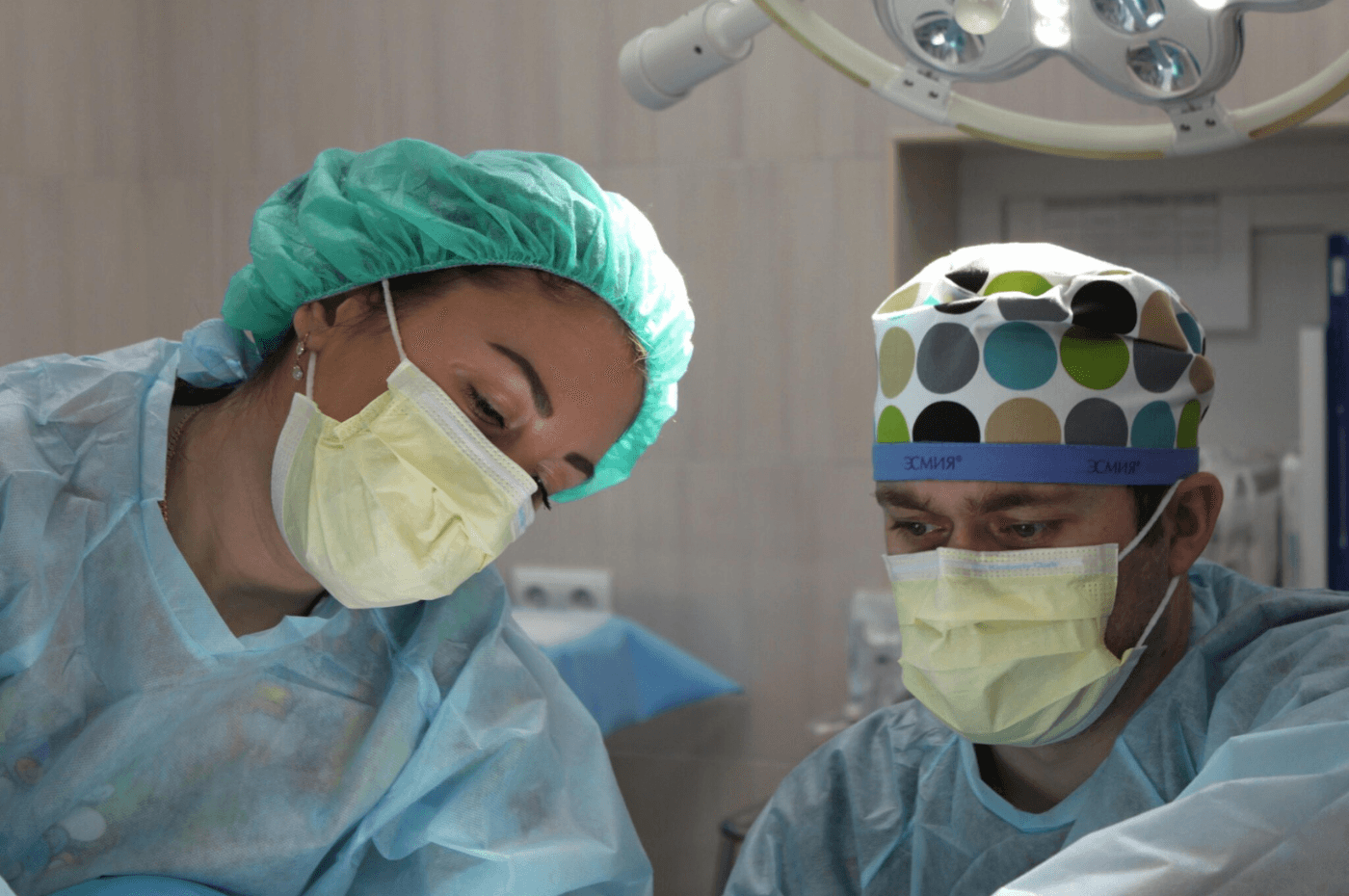 surgeon doing organ transplant surgery