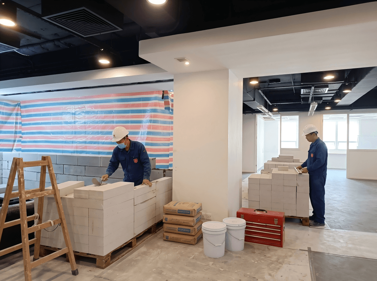 ISO級別GMP潔淨室施工現場，牆身庫板與天花HEPA送風安裝實景 / GMP cleanroom construction with modular panels and ceiling HEPA supply for TCM factory
