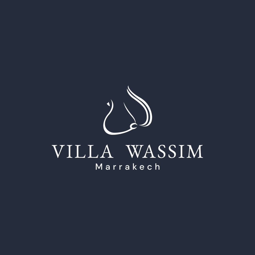 Variante chromatique du nouveau logo minimaliste et élégant pour 'Villa Wassim Marrakech', créé par Nux-Studio. Le logo présente la silhouette stylisée (évoquant un cheval ou une calligraphie arabe) et le texte 'VILLA WASSIM Marrakech' affichés en couleur blanche ou blanc cassé. Le fond est une teinte uniforme de bleu marine foncé ou de gris très sombre. Ce visuel est essentiel pour la charte graphique et la direction artistique, illustrant l'identité de marque moderne et haut de gamme conçue par Nux-Studio pour l'hôtellerie de luxe.
