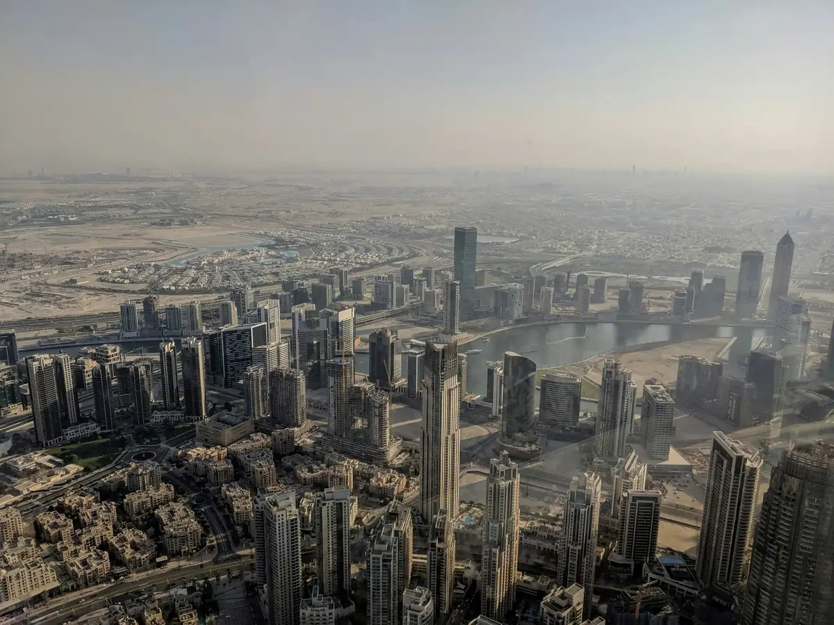 مباني شاهقة ومدينة