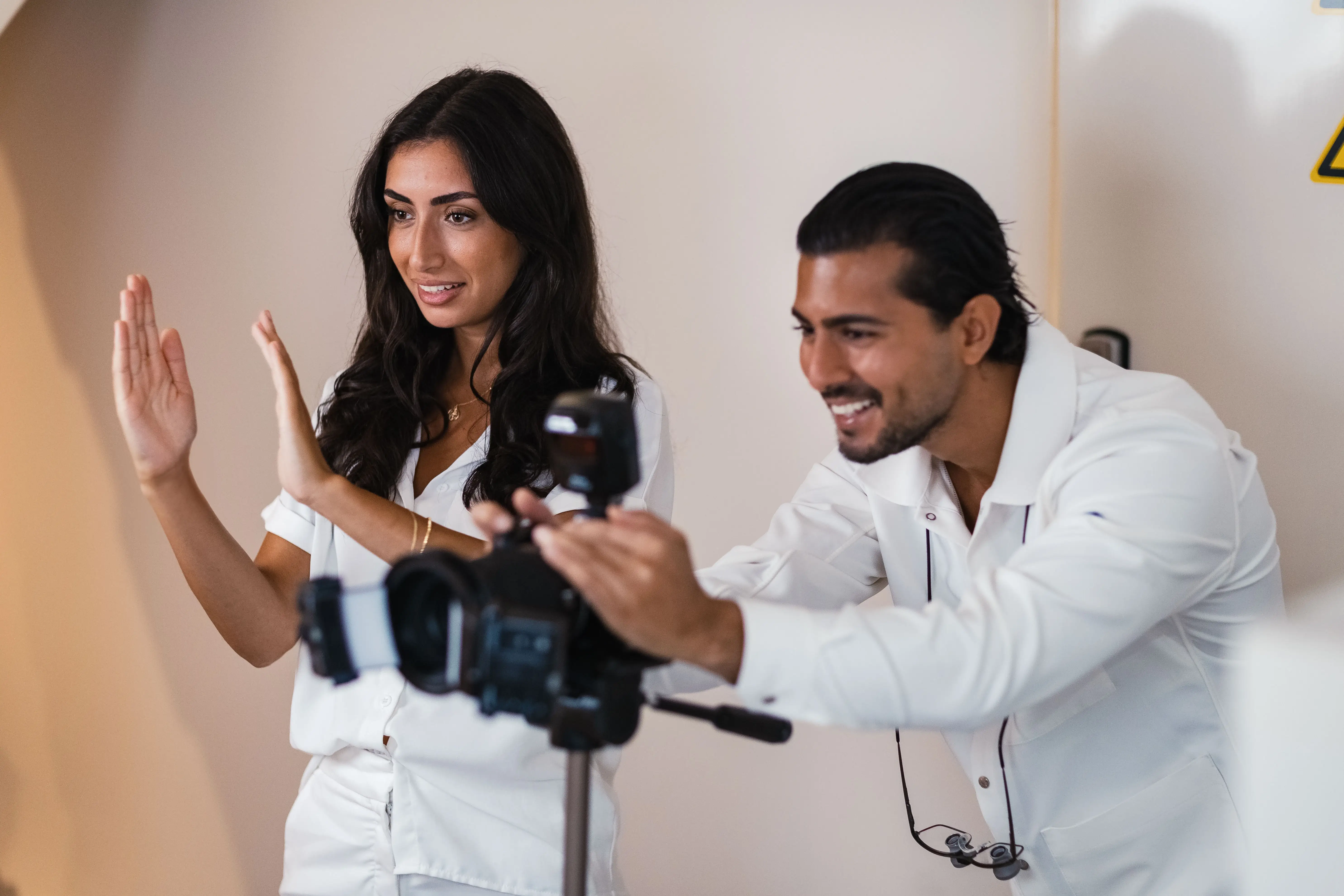 Vriendelijke tandarts die uitleg geeft aan patiënt.