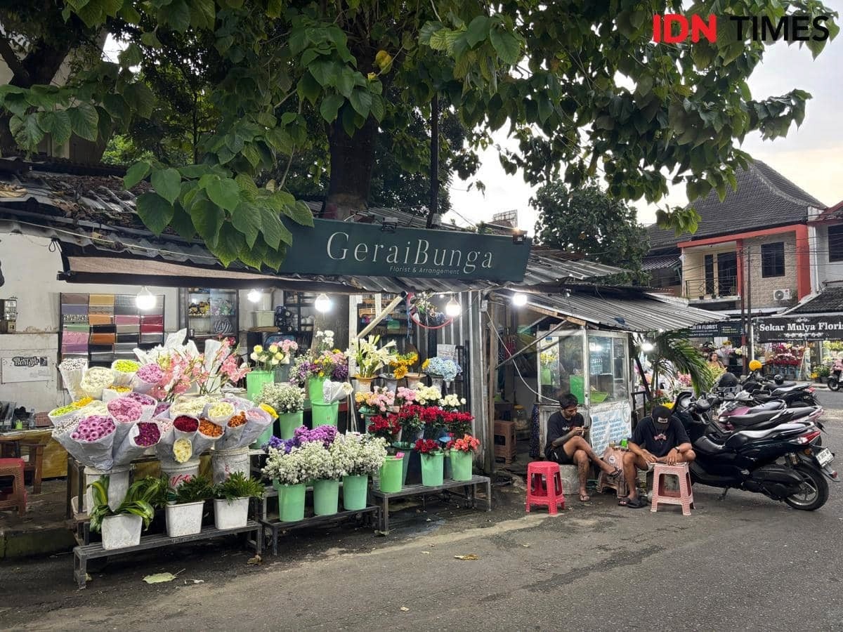 Penjual bunga di Kotabaru Yogyakarta.