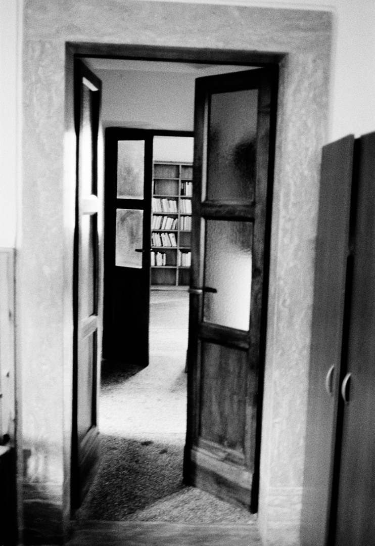 Argen – Loud Silence – head-on portrait next to a reflective surface, with facial bandages and a steady stare