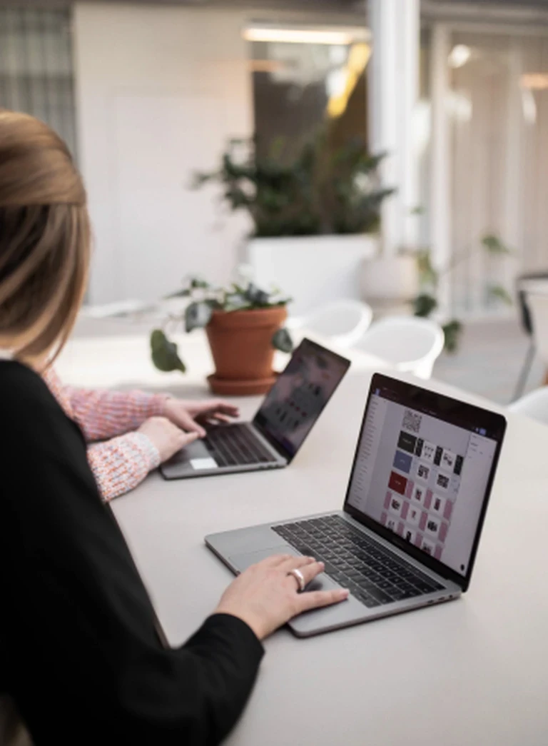 Medarbetare som arbetar vid laptops på kontoret