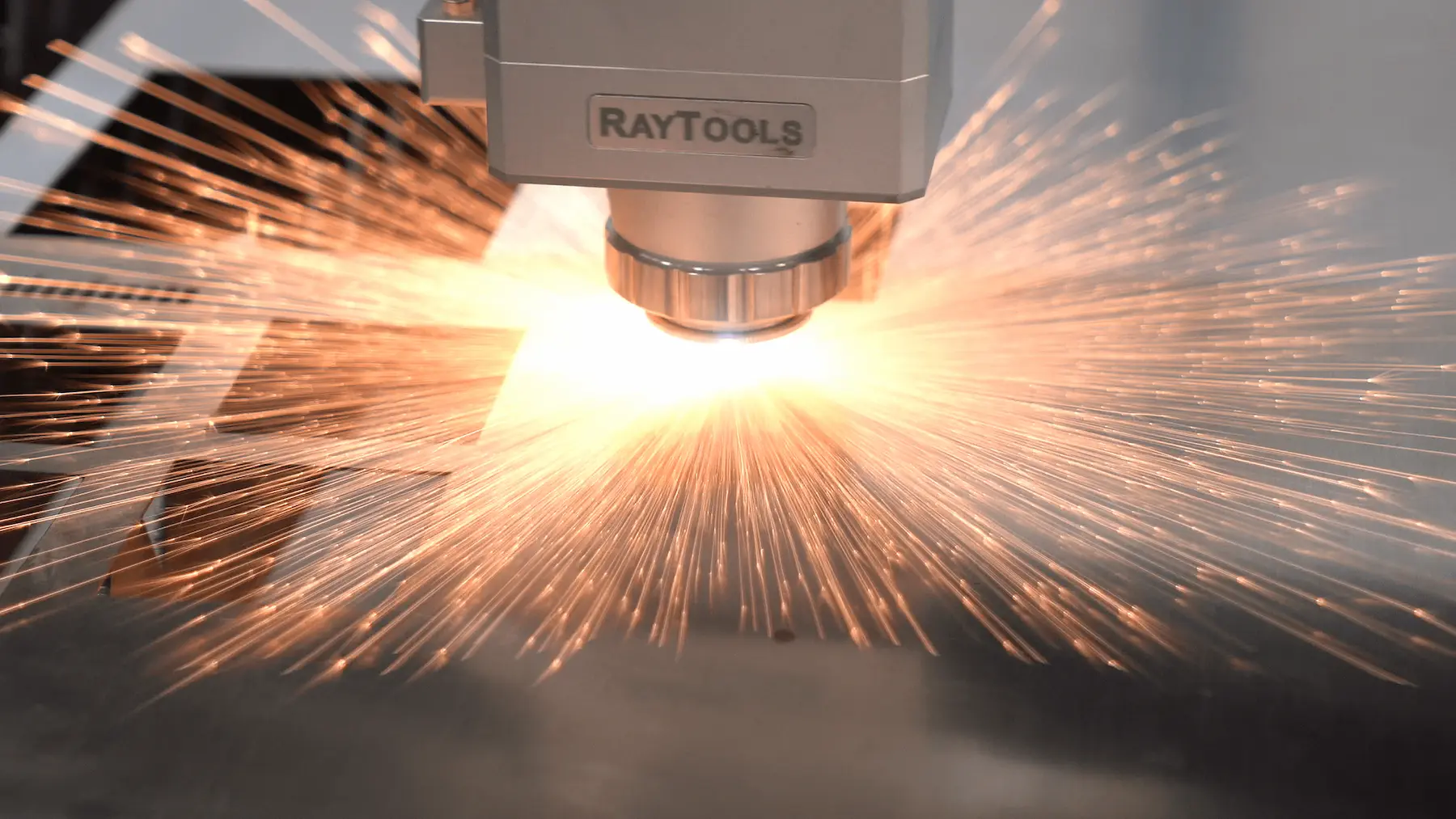 maquina corte laser de chapa funcionando