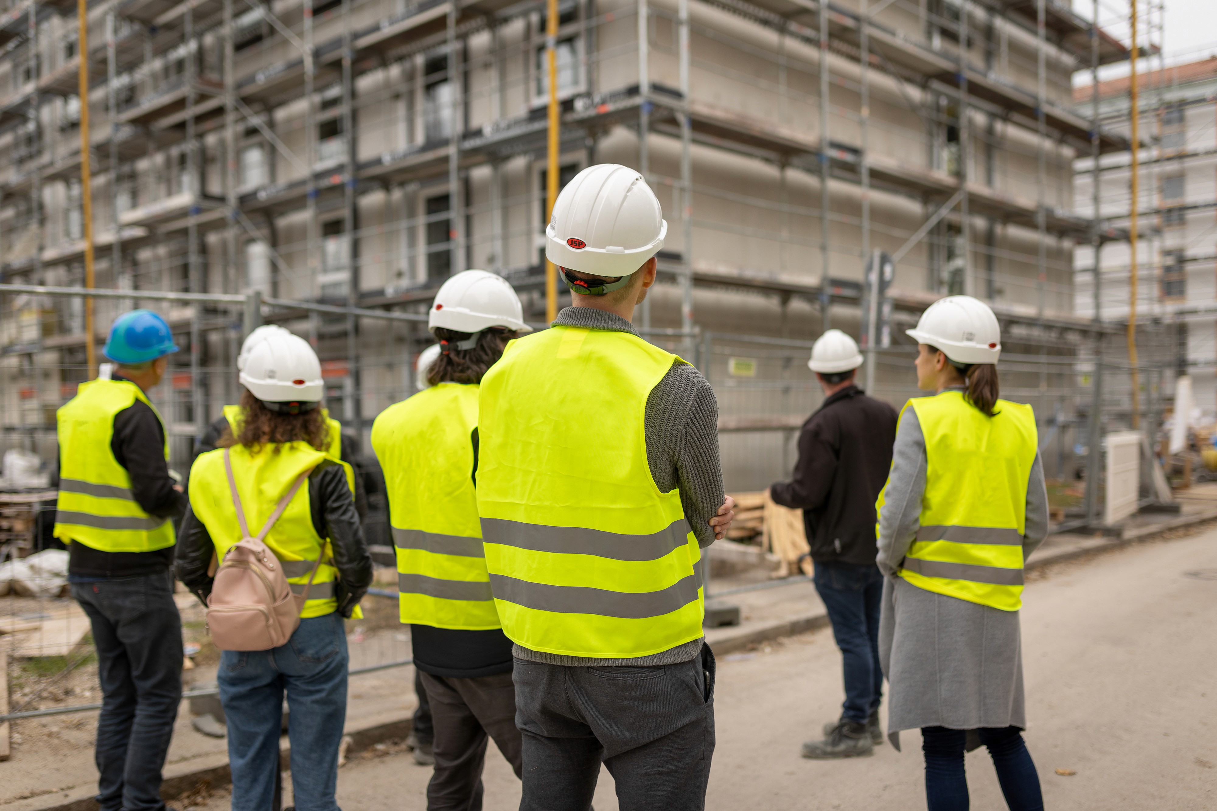 Gruppenfoto Grassinger Emrich Architekten bei Baustellenbesichtigung