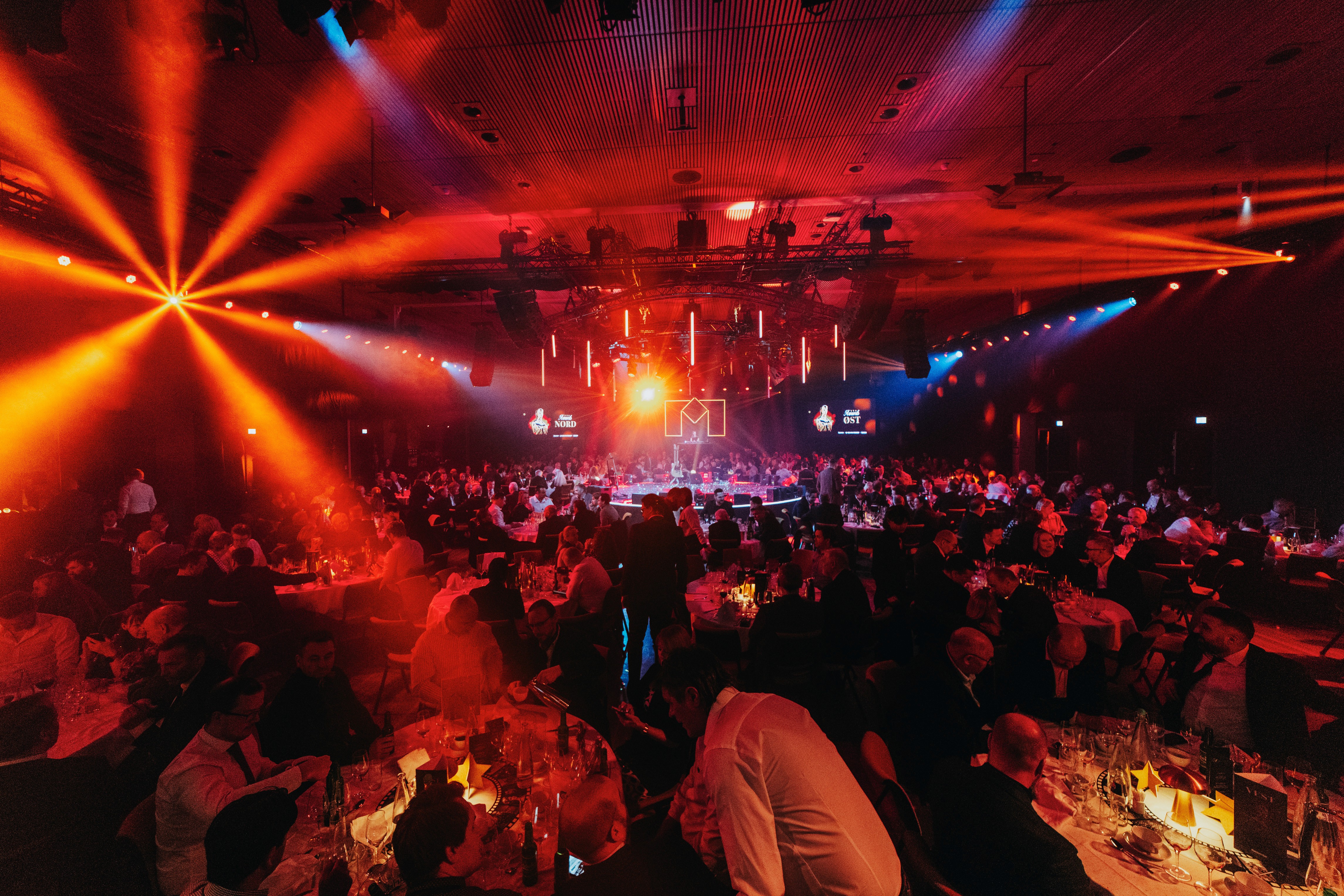 600 feststemnte mennesker på Thon Hotel Arena i Lillestrøm samlet til sosialt samvær