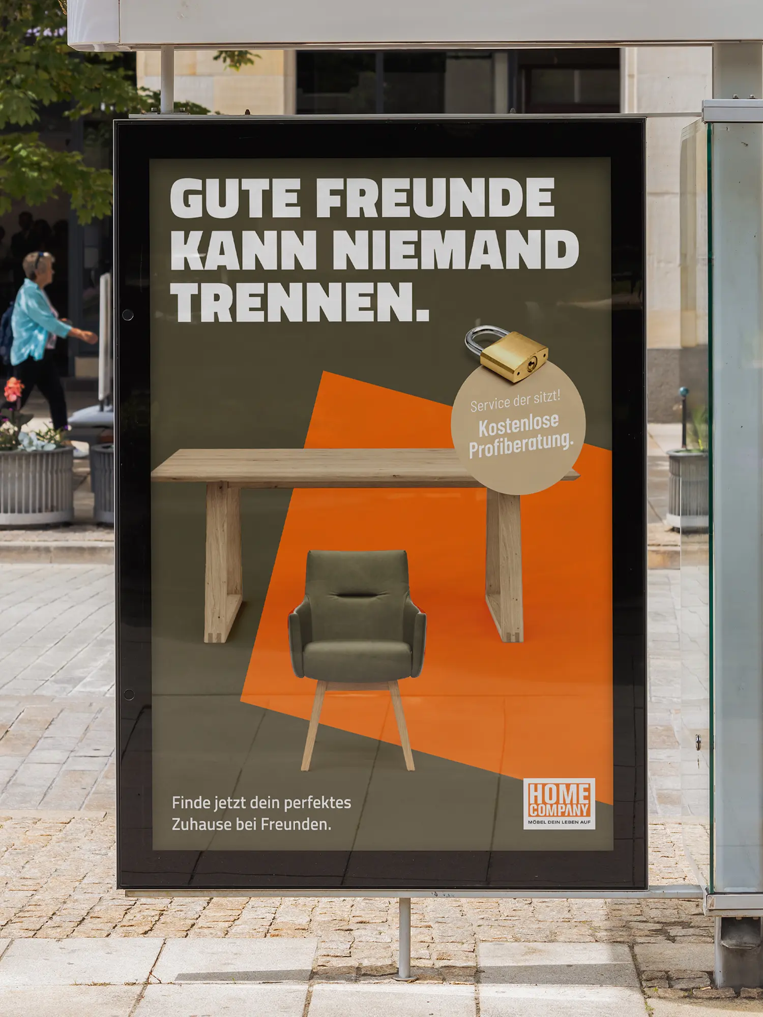 Bushaltestellen-Mockup: „Gute Freunde kann niemand trennen“ mit kostenloser Profiberatung und HOME COMPANY Branding