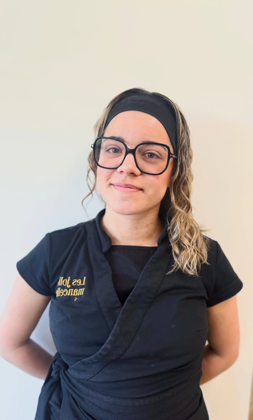 Amelle – esthéticienne experte en extensions de cils et ongles au Mans, maquillage mariée professionnel