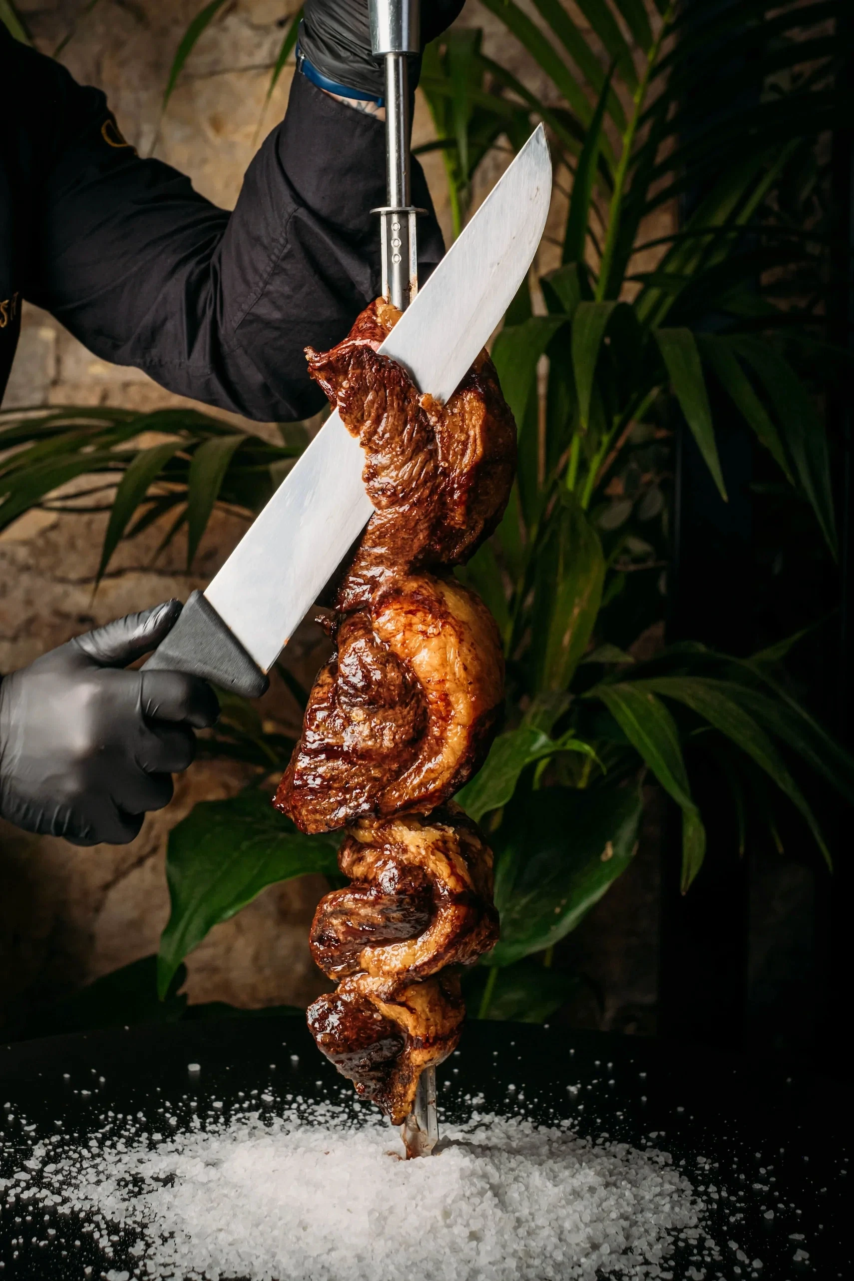 Spiedino di carne alla griglia presso Churrascaria Brasiliana a Carnesa, Porto Rotondo, vicino Napoli, Ibiza, Roma.