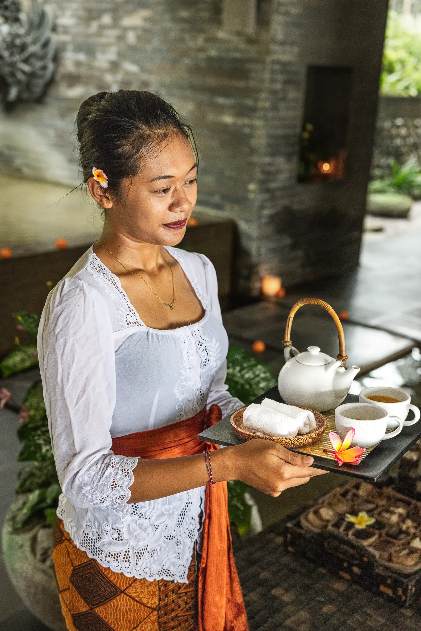 raditionelle balinesische Teezeremonie – Genussmoment im Kelapa Retreat & Spa Resort auf Bali