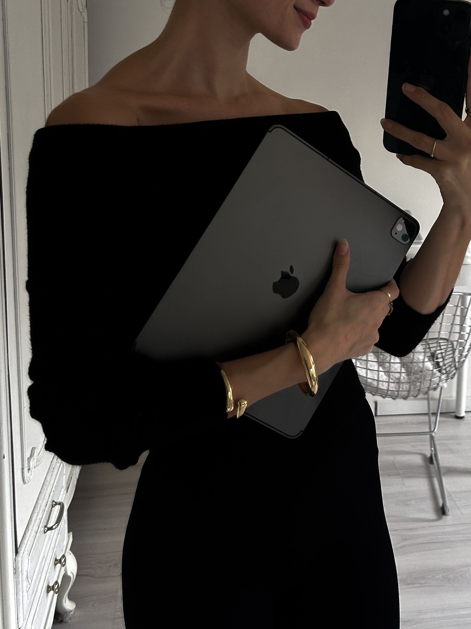 Frau macht Selfie vor Spiegel als Symbol für die Rolle von Sozialen Medien in Freundschaften und unserem Sozialleben.