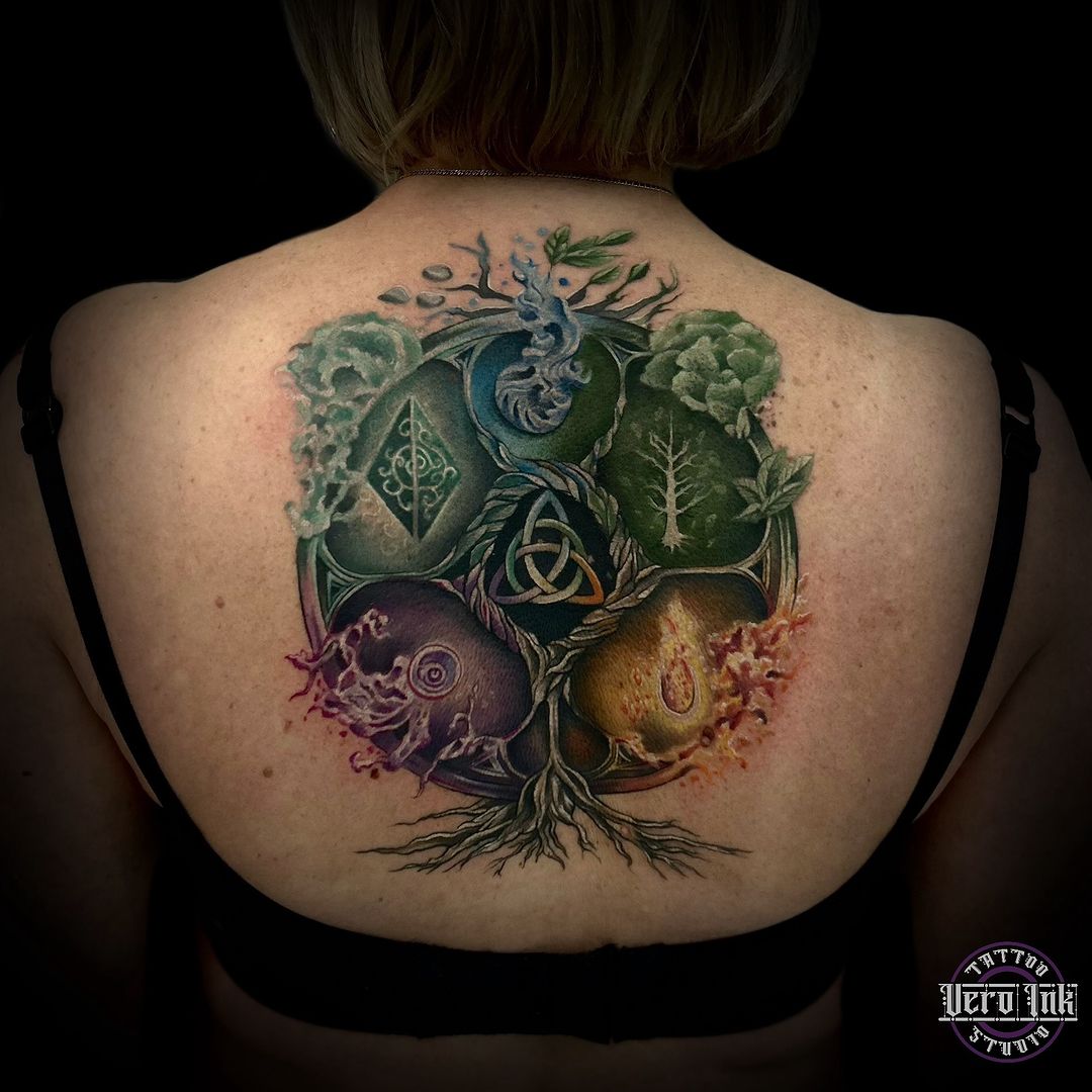 Tatuaż na górnej części pleców przedstawiający okrąg podzielony na 5 części z czego 4 z nich to żywioły, a w środku znajduje się Triquetra. tatuaż kolorowy Szczecin