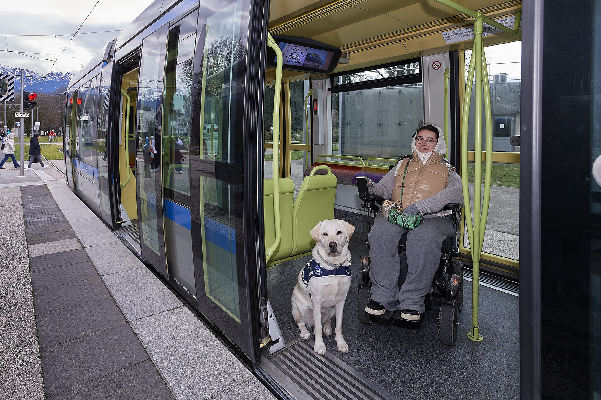 Carla accompagnée de son chien d’assistance Tunak, photographiés par Frédéric Bourcier dans un tramway de l’agglomération grenobloise dans le cadre d’un reportage documentaire social pour Handi’Chiens.