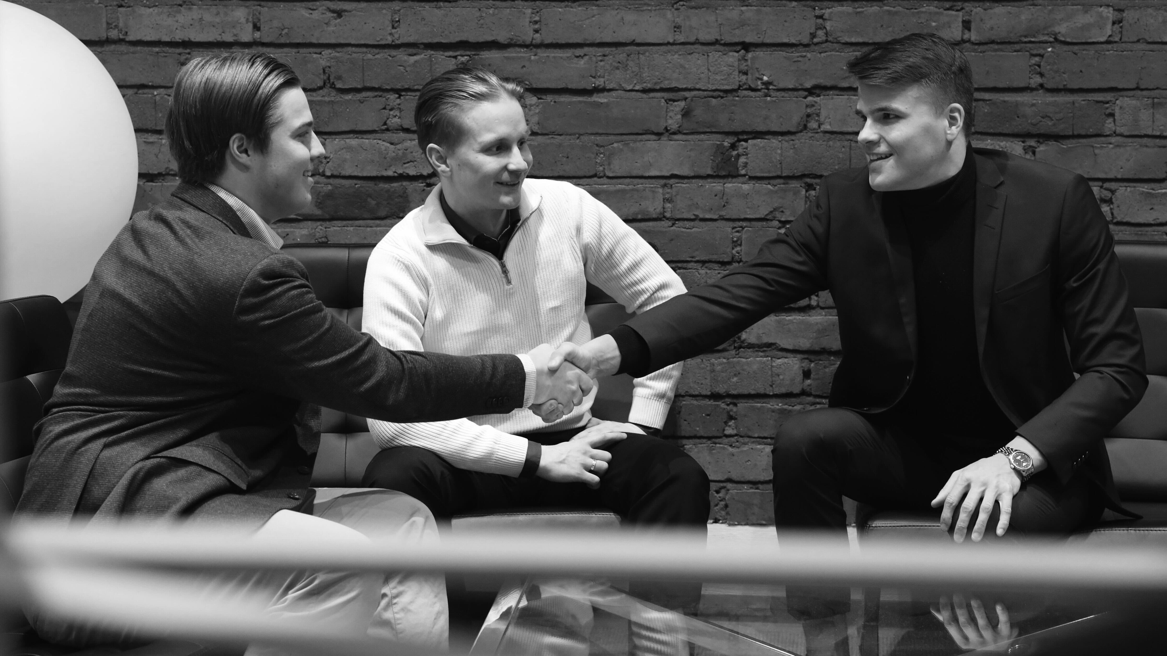 2 ihmistä kättelee