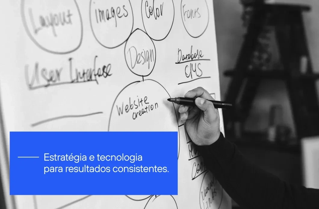 pessoa escrevendo em painel de apresentação. texto na imagem: estratégia e tecnologia para resultados consistentes.
