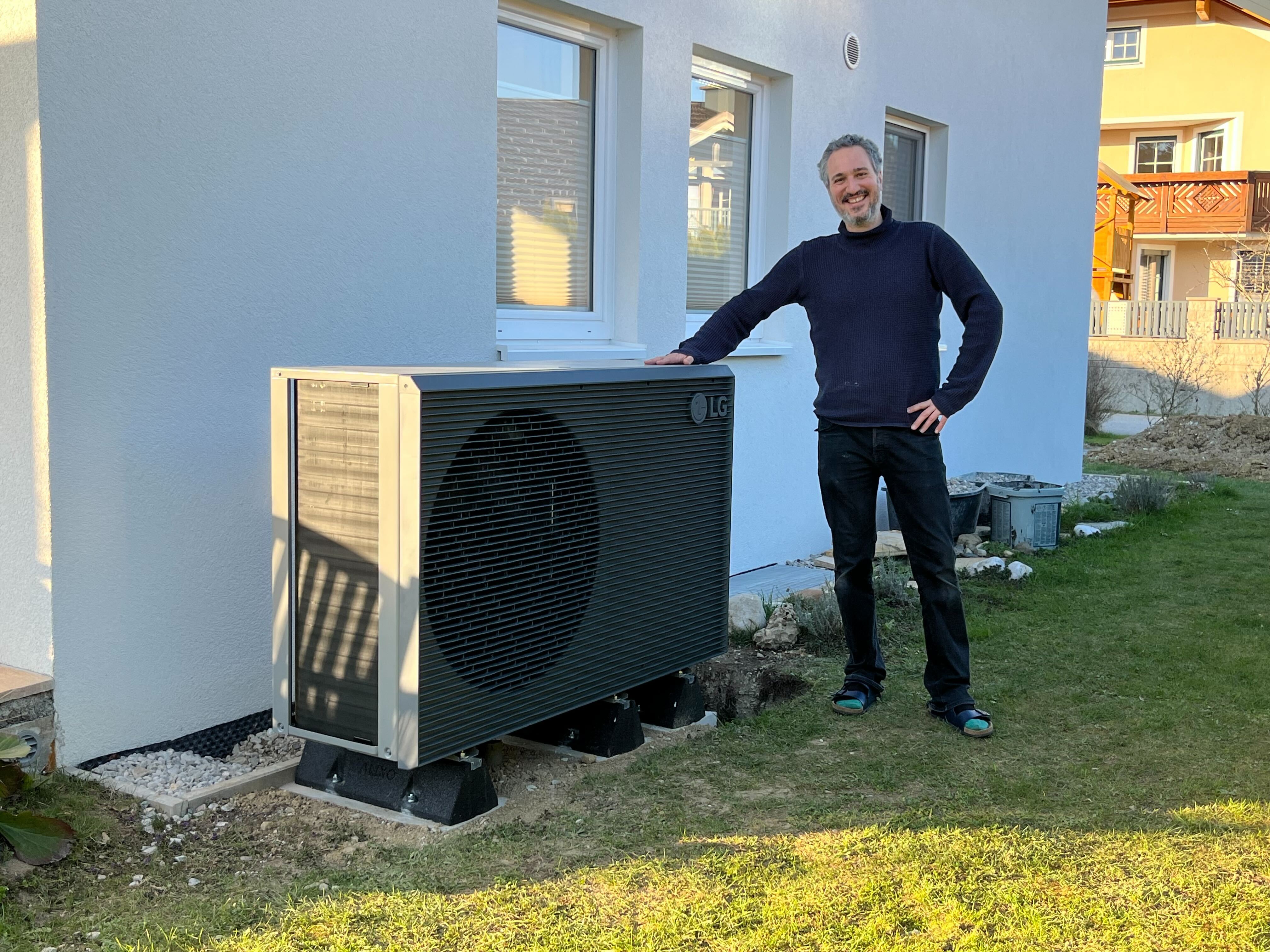 Zufriedener Heizma Kunde mit LG Wärmepumpe