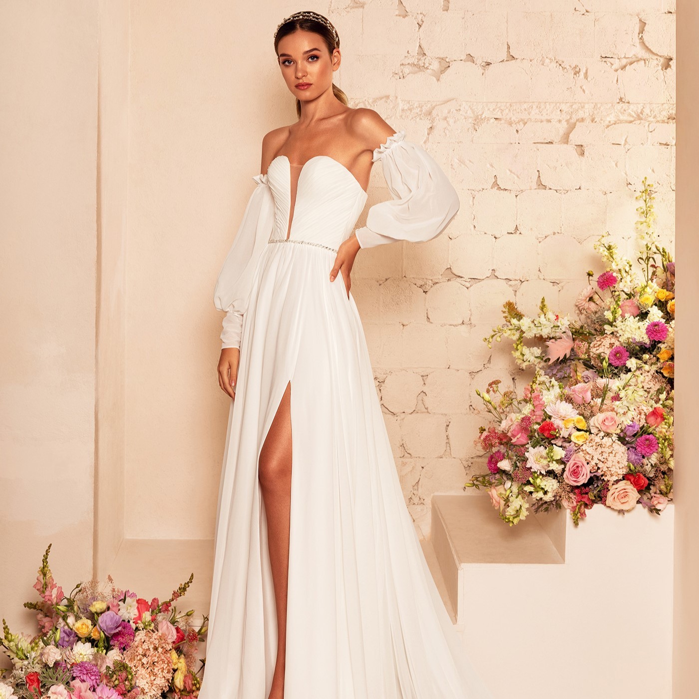 Brautkleid ohne Spitze mit klarer Linienführung