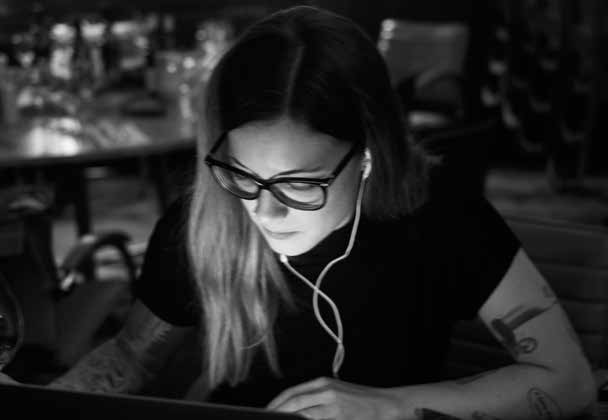 Mitarbeiterin im Schöllmanns in Offenburg bei der Arbeit