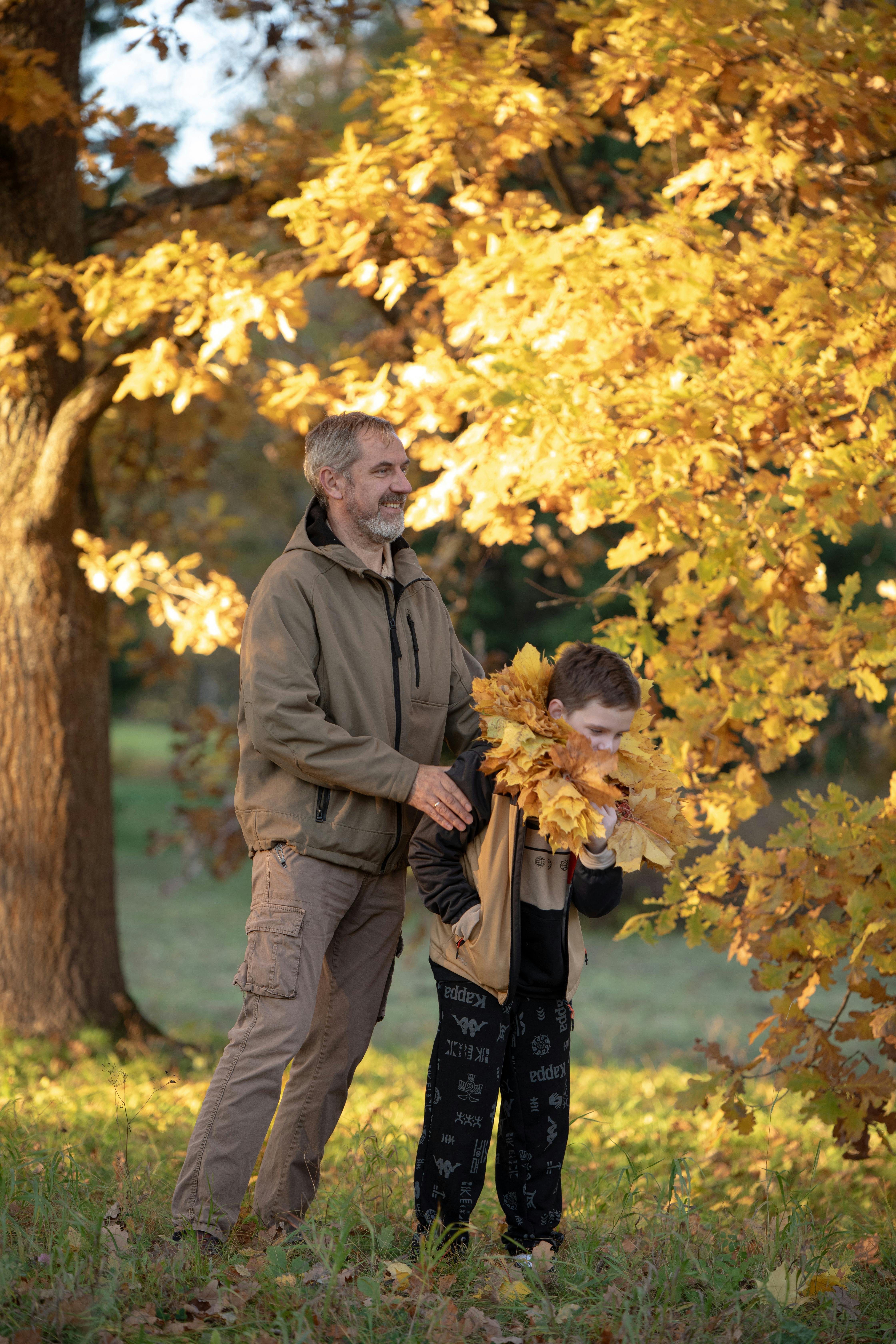 Mentore con ragazzo in parco autunnale: supporto all’orientamento e crescita personale