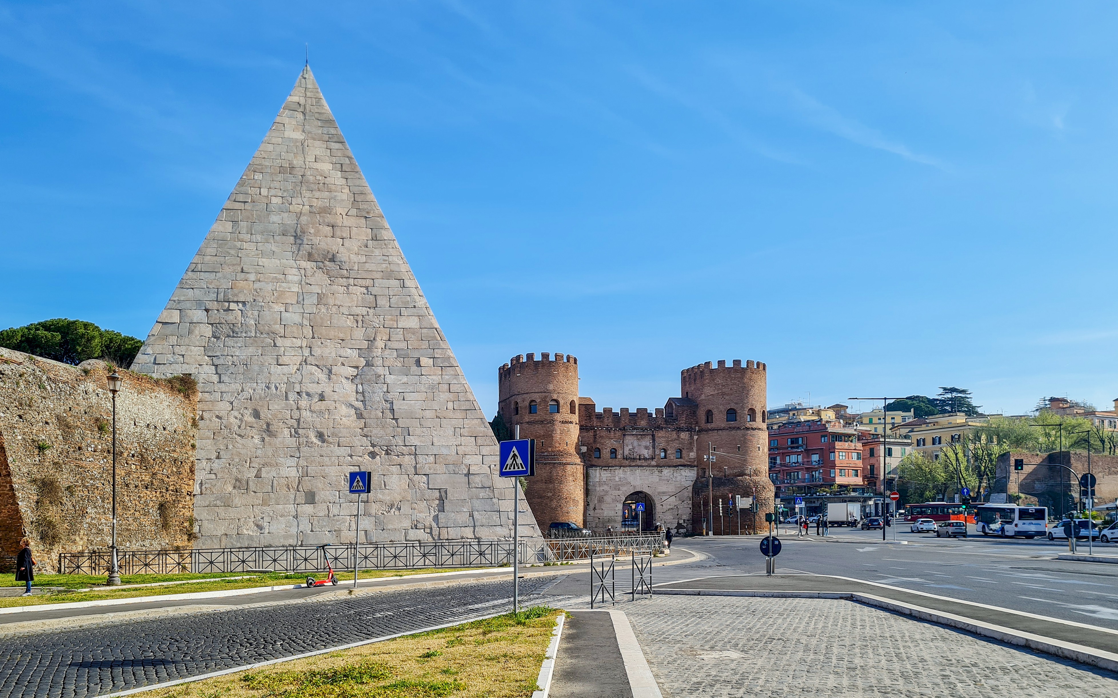 意大利罗马的塞斯提伍斯金字塔与圣保罗门。