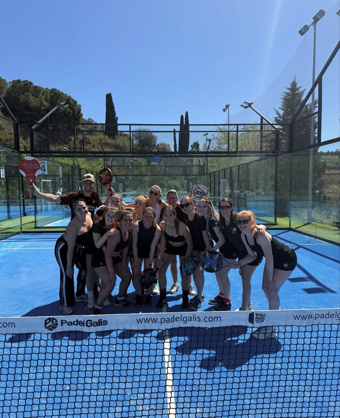 Een team speelt padel in Barcelona tijdens hun sport trip naar Barcelona