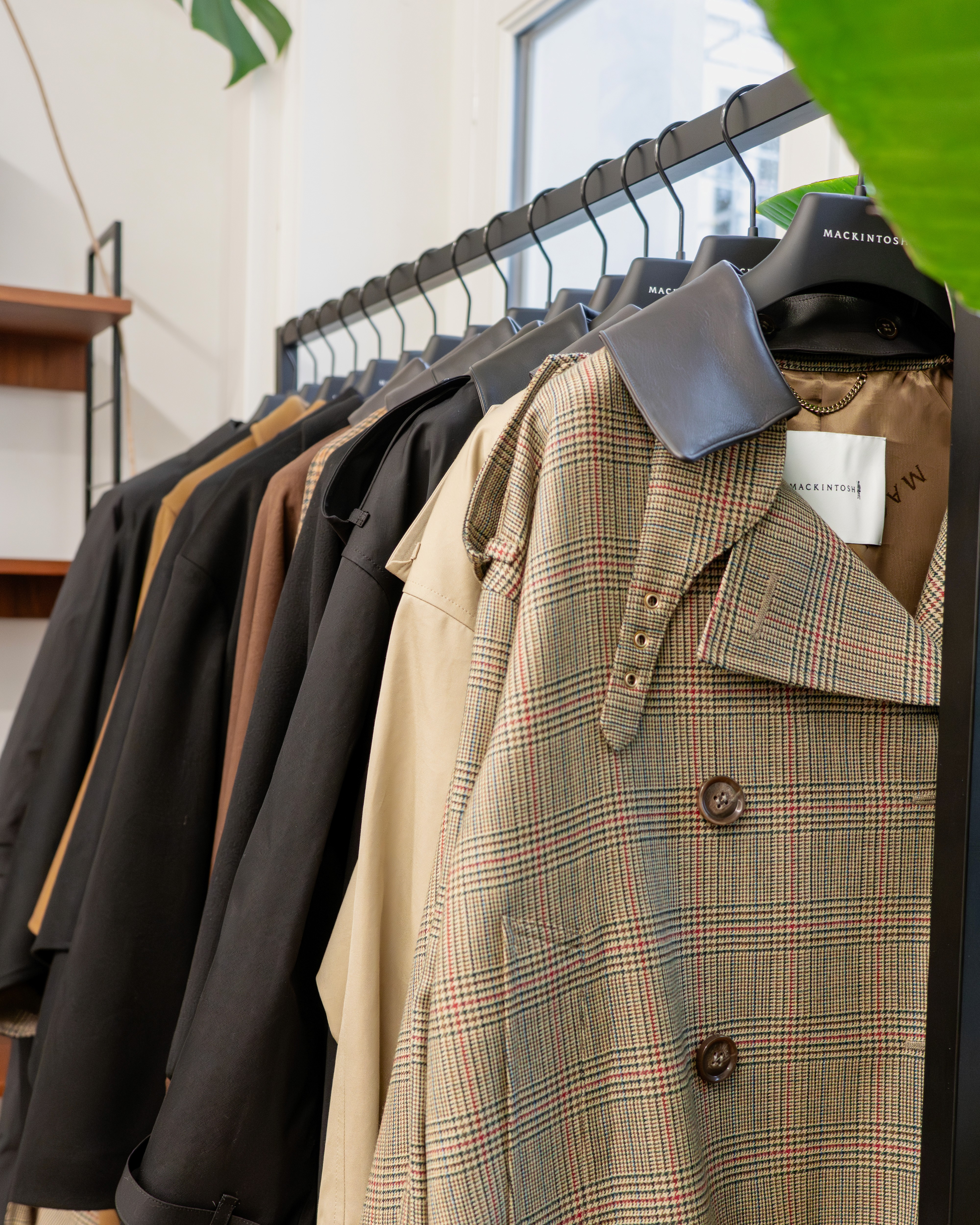 Close-up sur lesimperméables Mackintosh au showroom Clothette