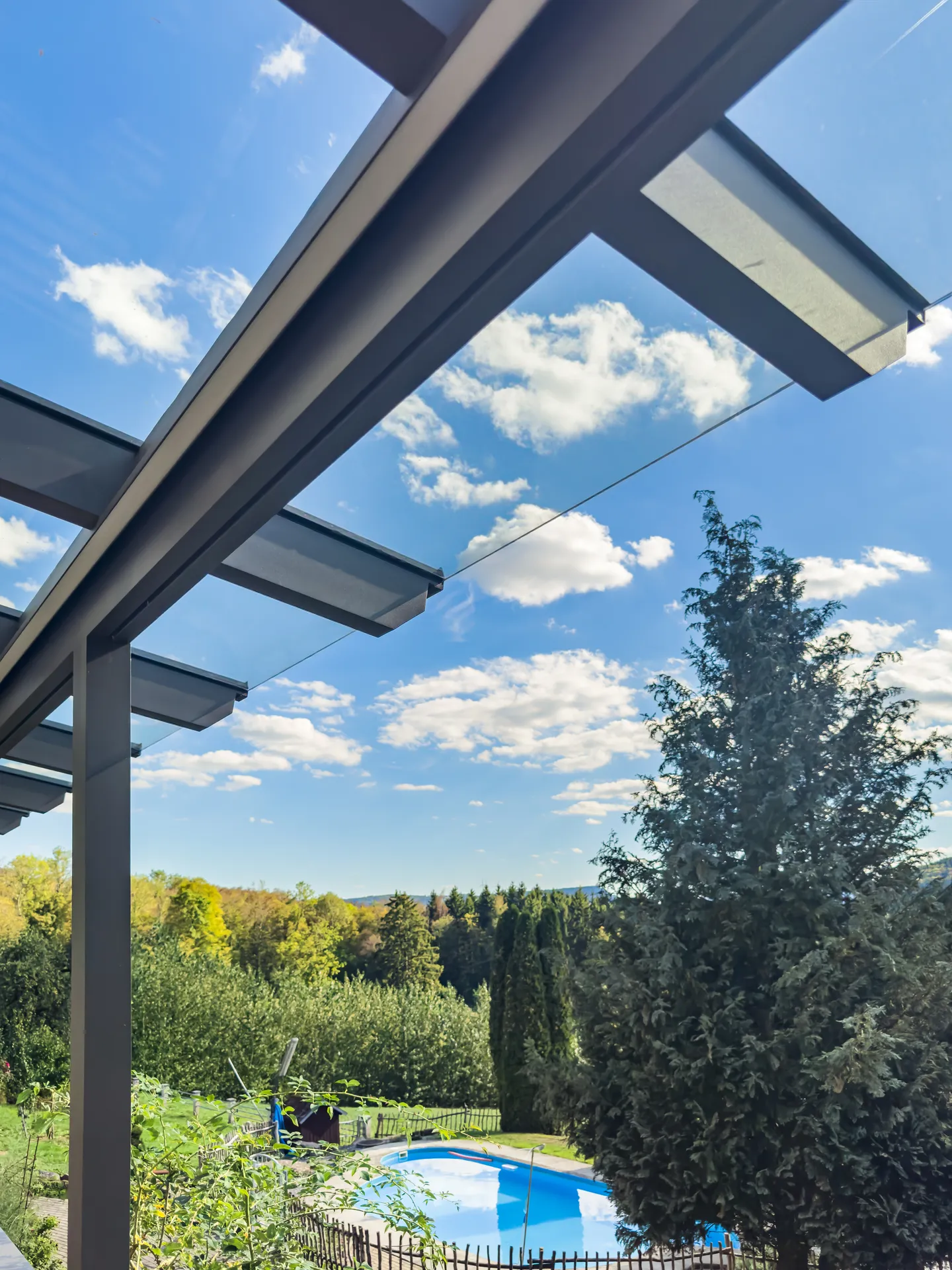 Detailaufnahme der Laufschienen der Glasschiebewand