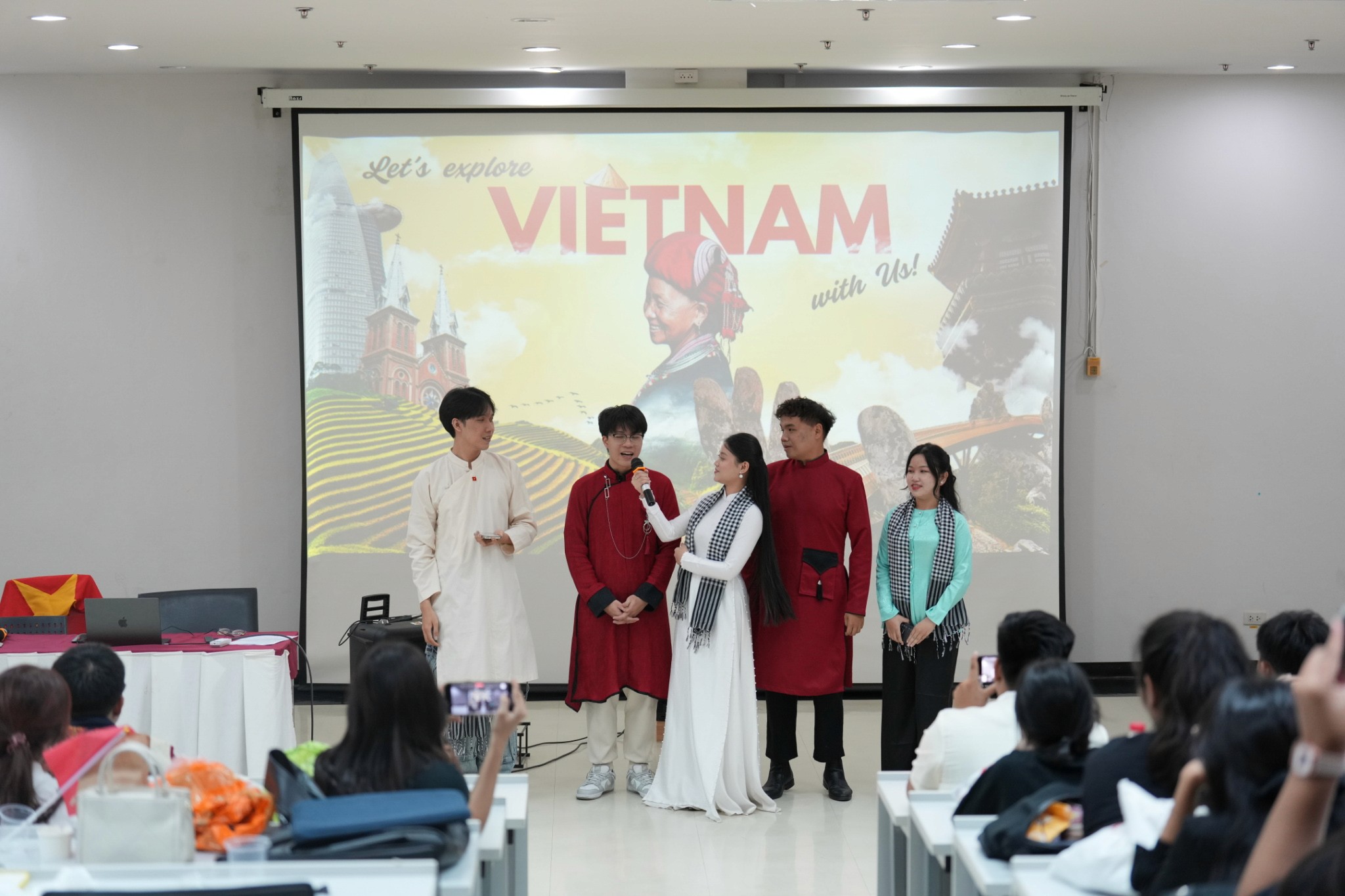 sinh-vien-van-lang-tham-gia-international-youth-camp-2025-tai-thai-lan-hoi-nhap-truyen-cam-hung-va-lan-toa-gia-tri-viet-c.jpg