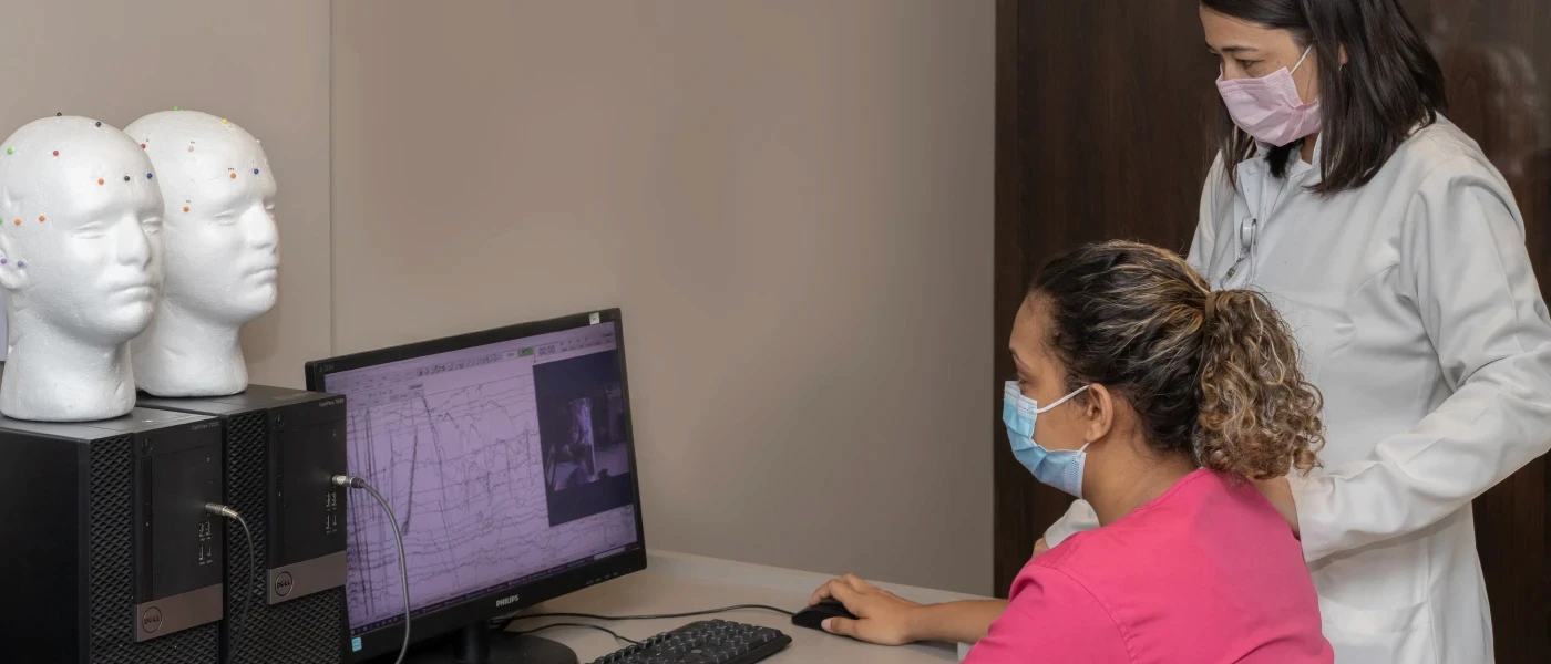 Neurofisiologista analisando traçado de EEG no Centro de Epilepsia do Hospital Santa Lúcia