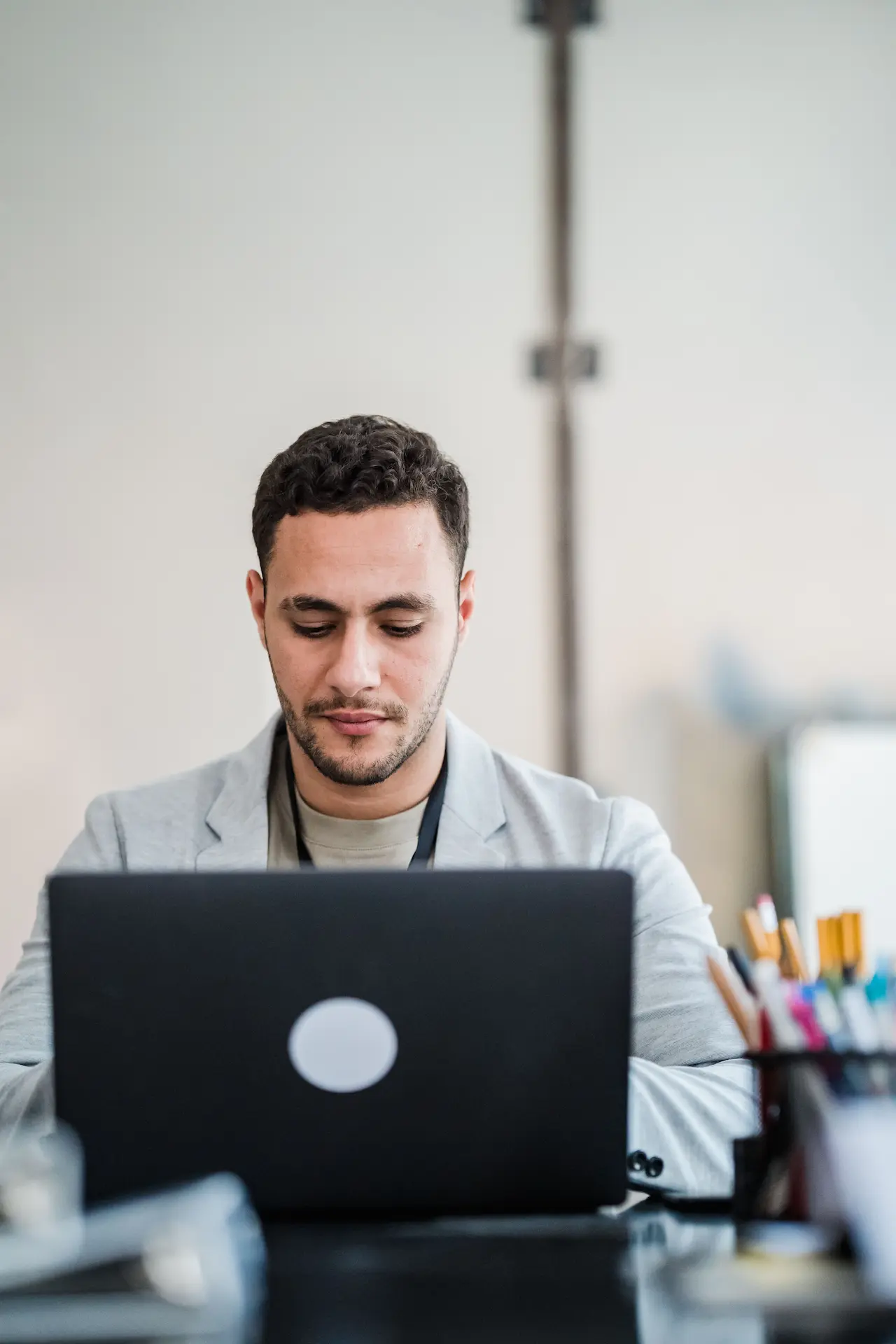 Un homme sur son ordinateur